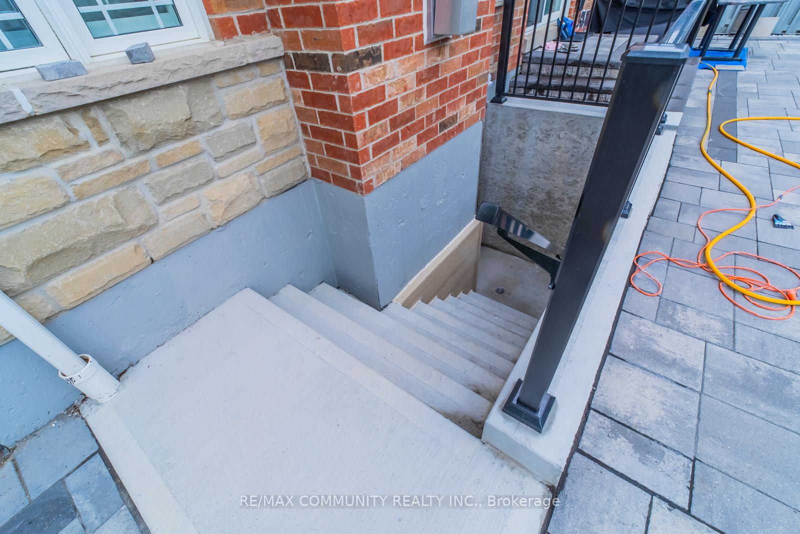 Photo 4 of 3 Sivyer Crescent, Ajax, Northeast Ajax — HOMEH
