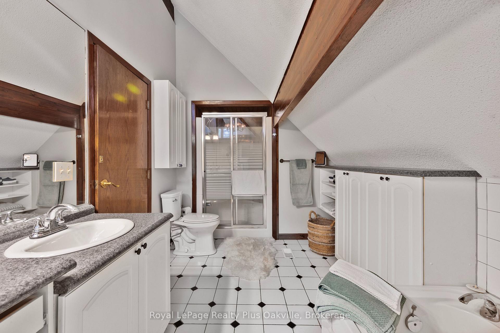 Photo 4 of 396 Butter Road E, Hamilton, Airport Employment Area — HOMEH