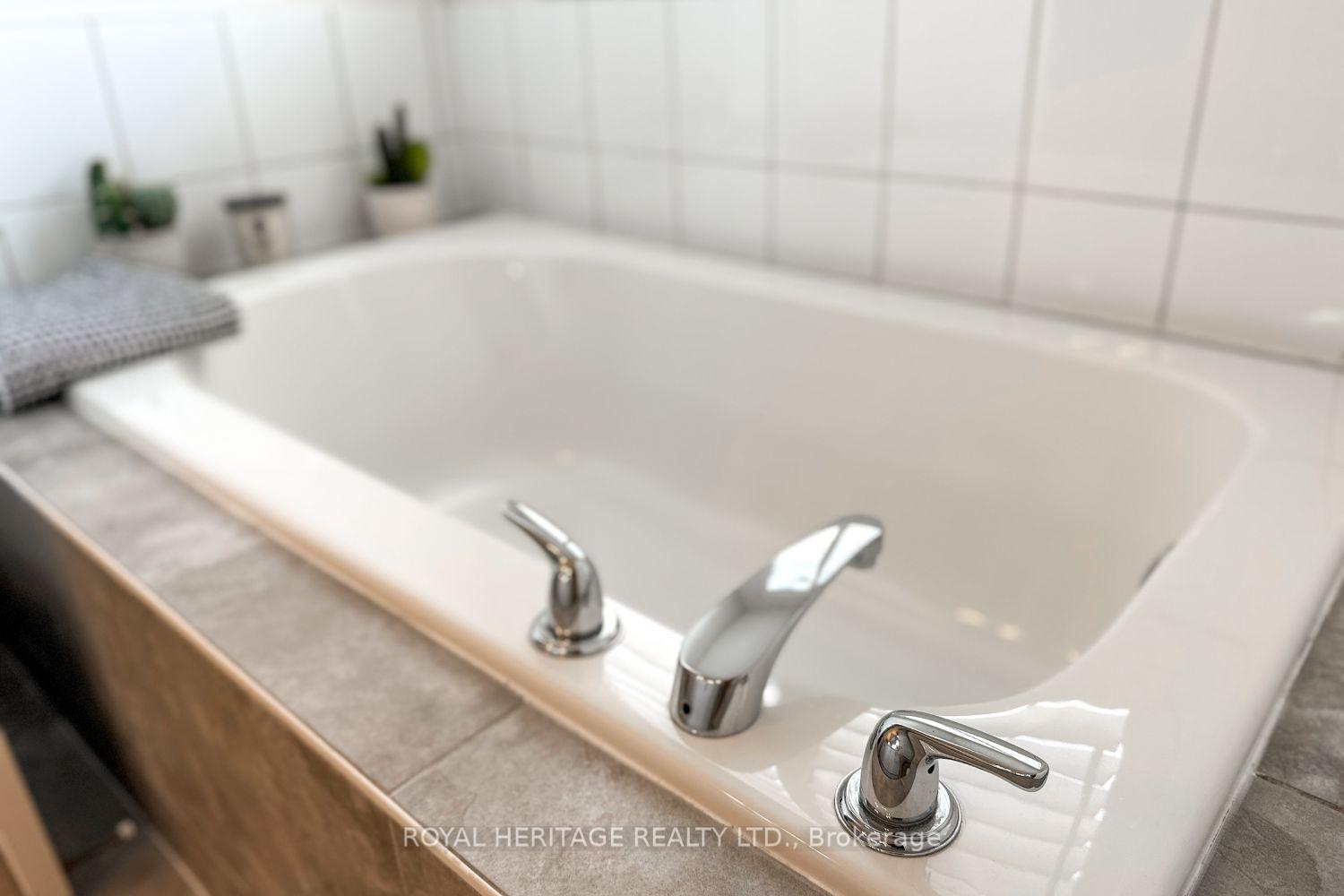 Photo 31 of 51 Albert Christie Street, Clarington, Bowmanville — HOMEH