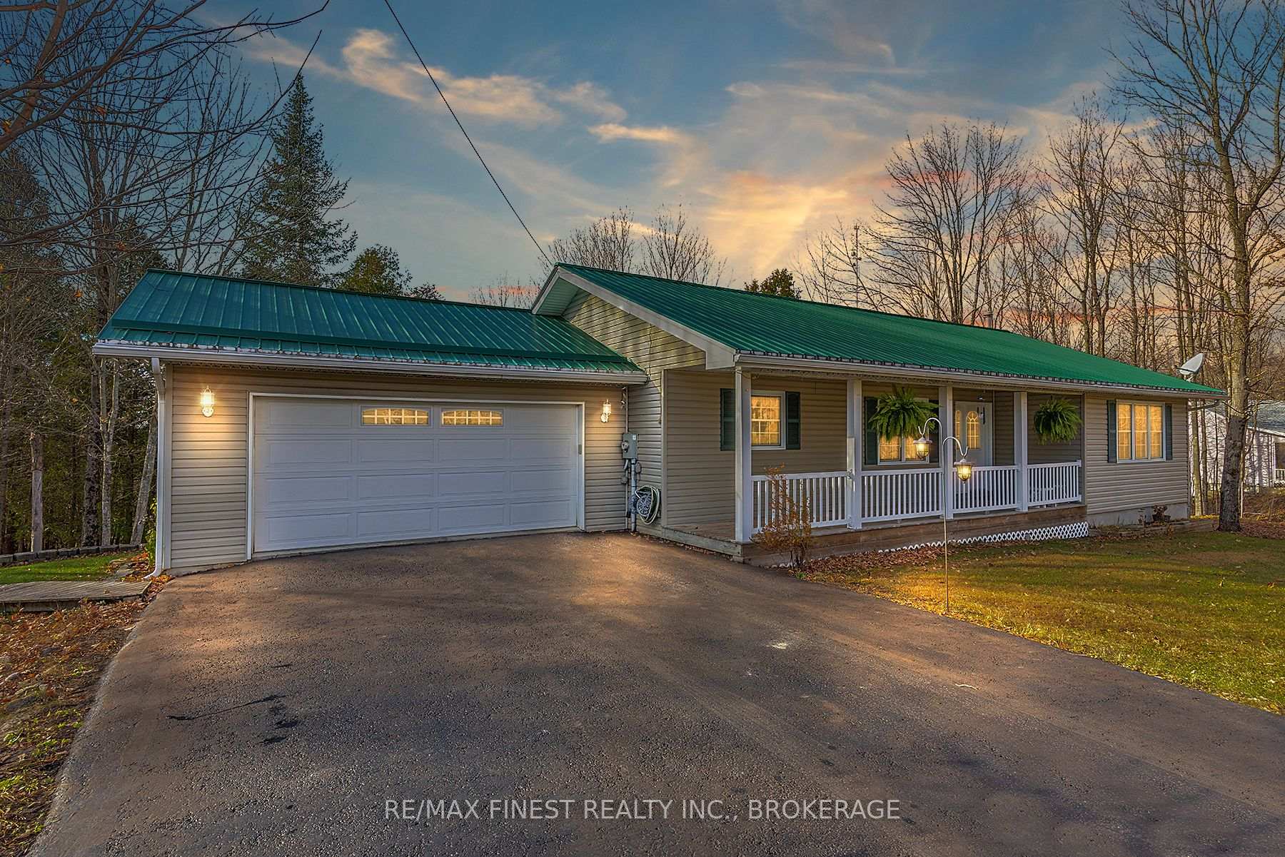 Photo 1 of 1107 Village Woods Drive, Frontenac, Frontenac Centre — HOMEH