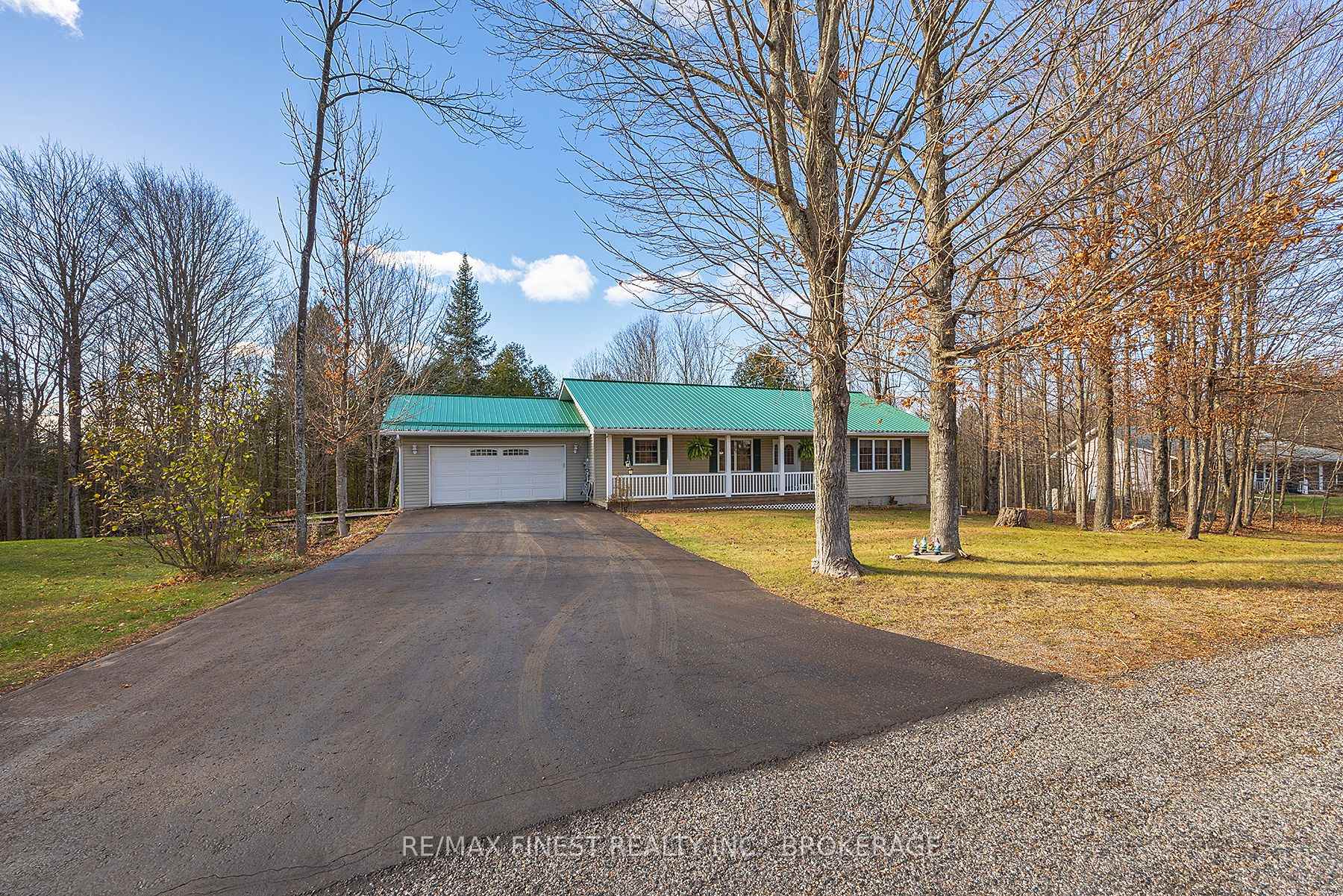 Photo 2 of 1107 Village Woods Drive, Frontenac, Frontenac Centre — HOMEH