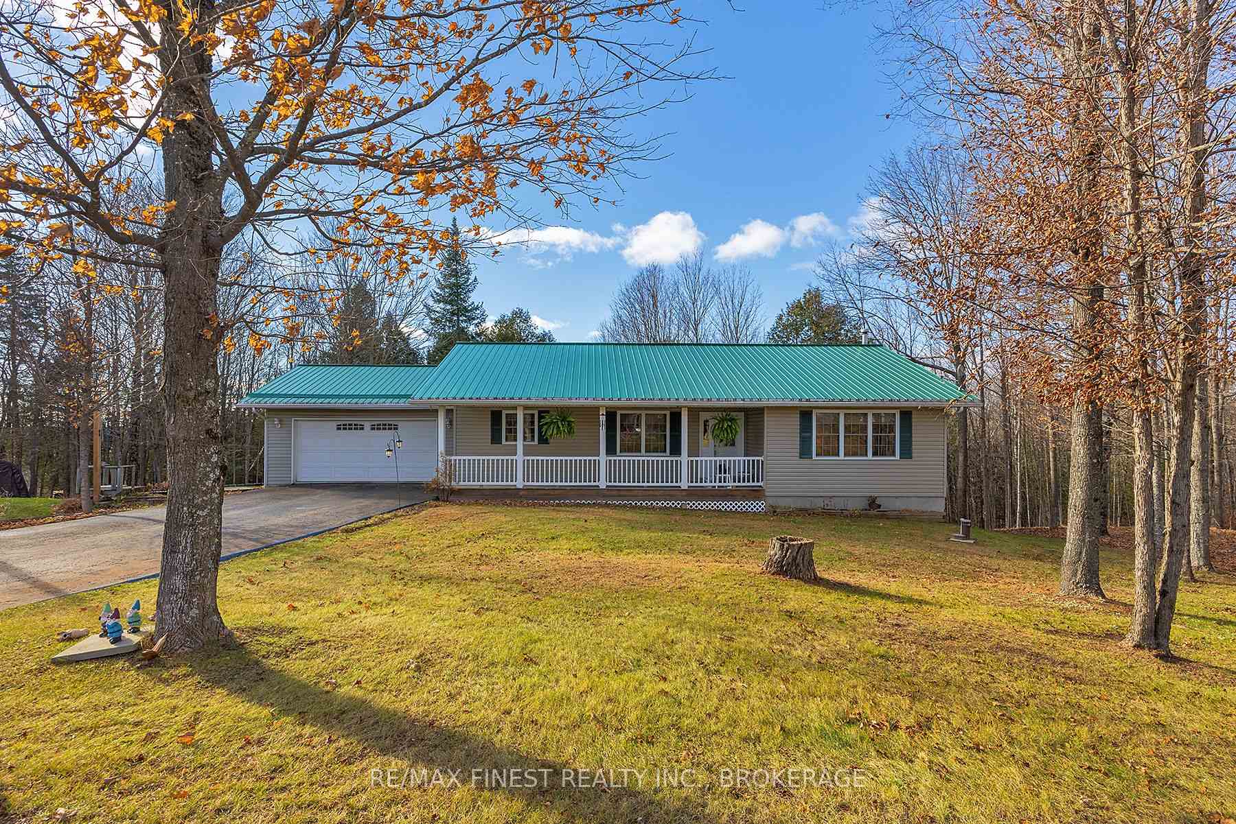 Photo 3 of 1107 Village Woods Drive, Frontenac, Frontenac Centre — HOMEH