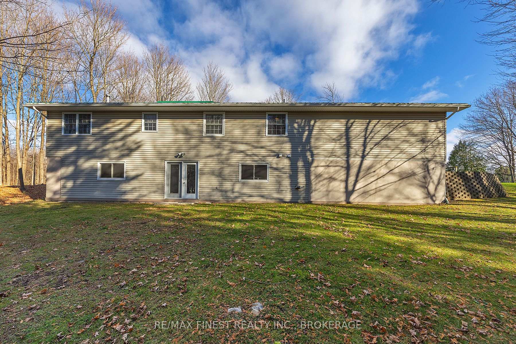 Photo 12 of 1107 Village Woods Drive, Frontenac, Frontenac Centre — HOMEH