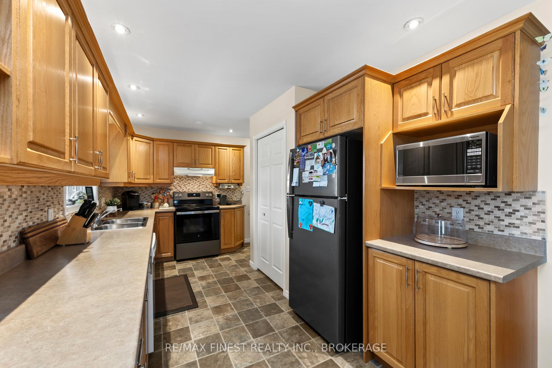 Photo 25 of 1107 Village Woods Drive, Frontenac, Frontenac Centre — HOMEH