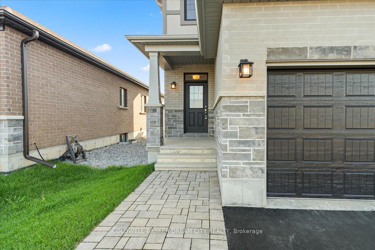Photo 2 of 129 Essex Drive E, Belleville, Thurlow Ward — HOMEH