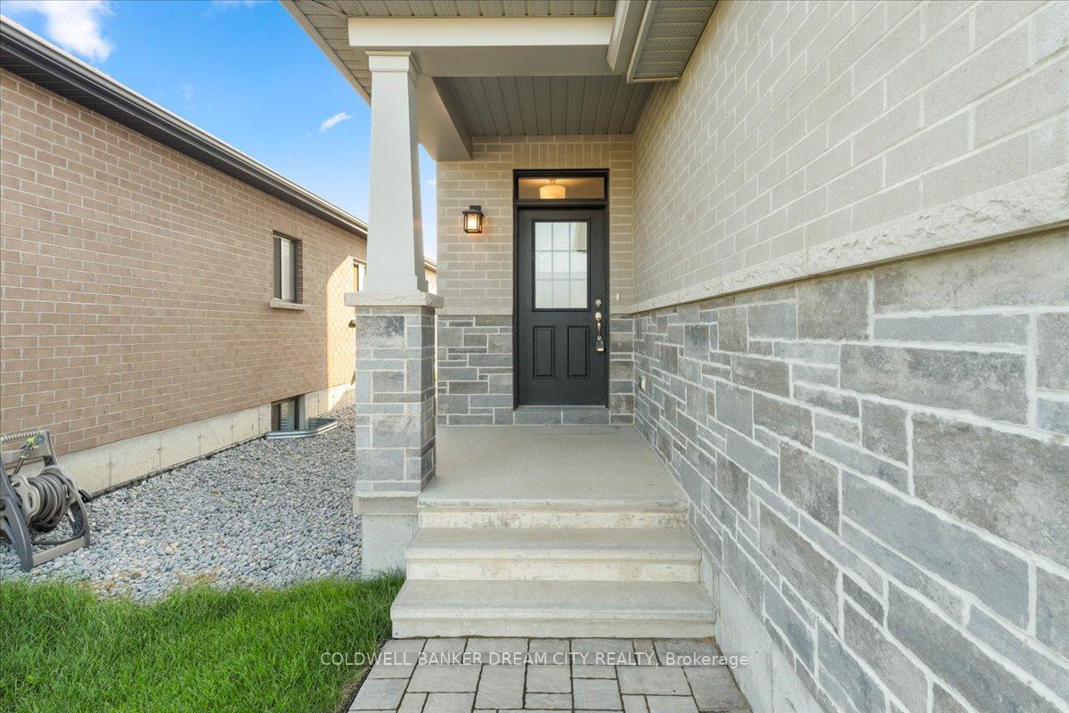 Photo 3 of 129 Essex Drive E, Belleville, Thurlow Ward — HOMEH