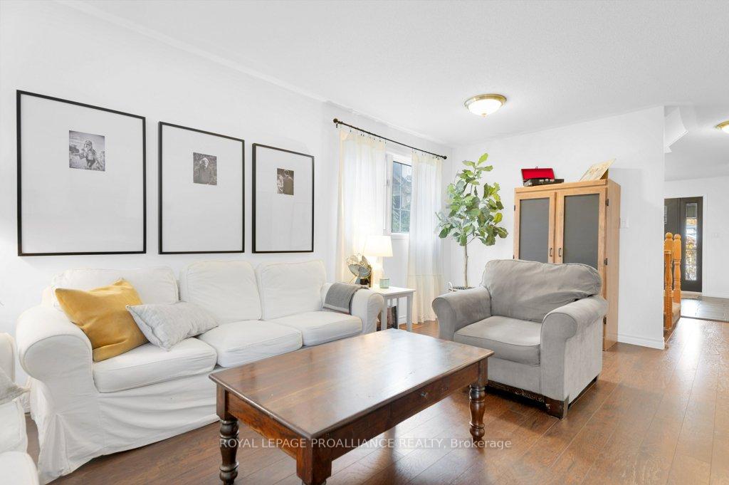 Photo 12 of 10 Sherwood Crescent, Belleville, Belleville Ward — HOMEH