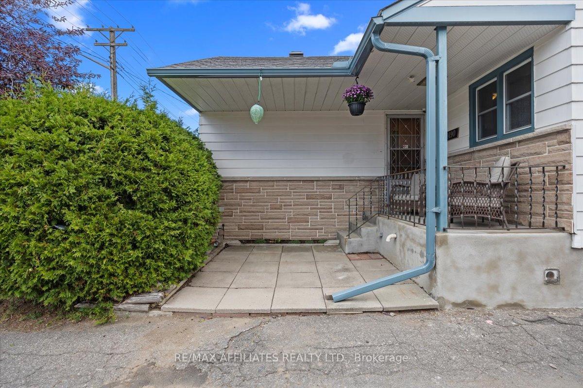 Photo 3 of 1490 Laperriere Avenue, Ottawa, Carlington — HOMEH
