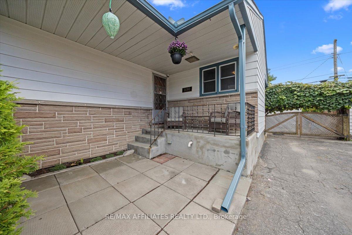 Photo 4 of 1490 Laperriere Avenue, Ottawa, Carlington — HOMEH