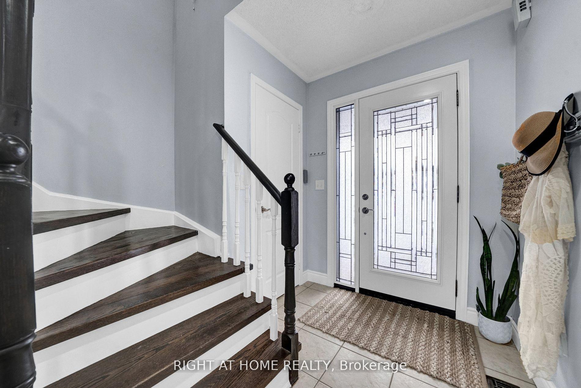 Photo 2 of 85 Dodds Square, Clarington, Bowmanville — HOMEH