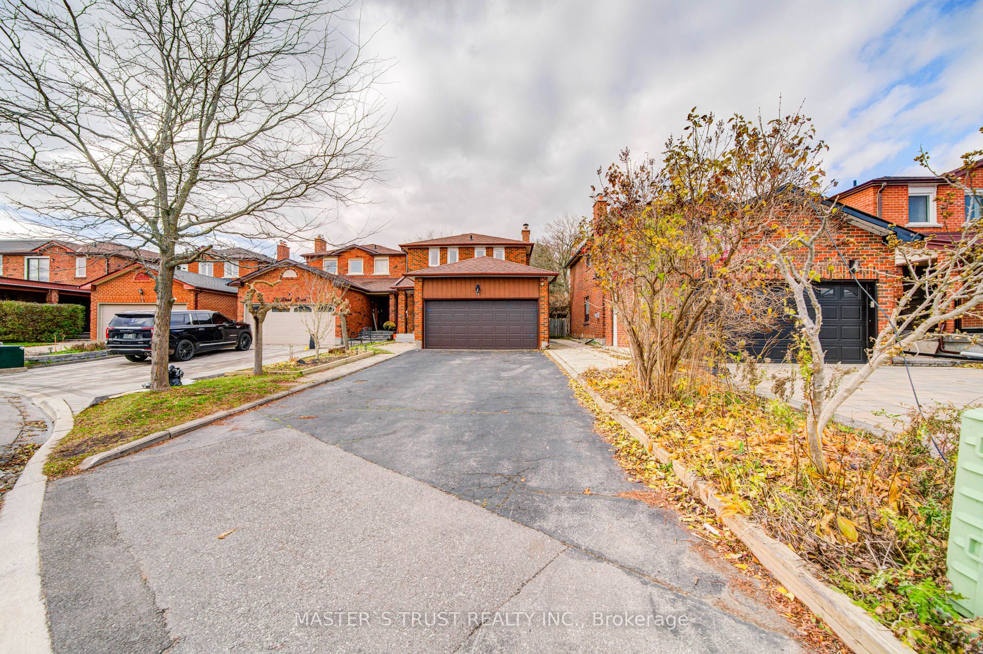 Photo 2 of 34 Denby Court, Markham, Unionville — HOMEH