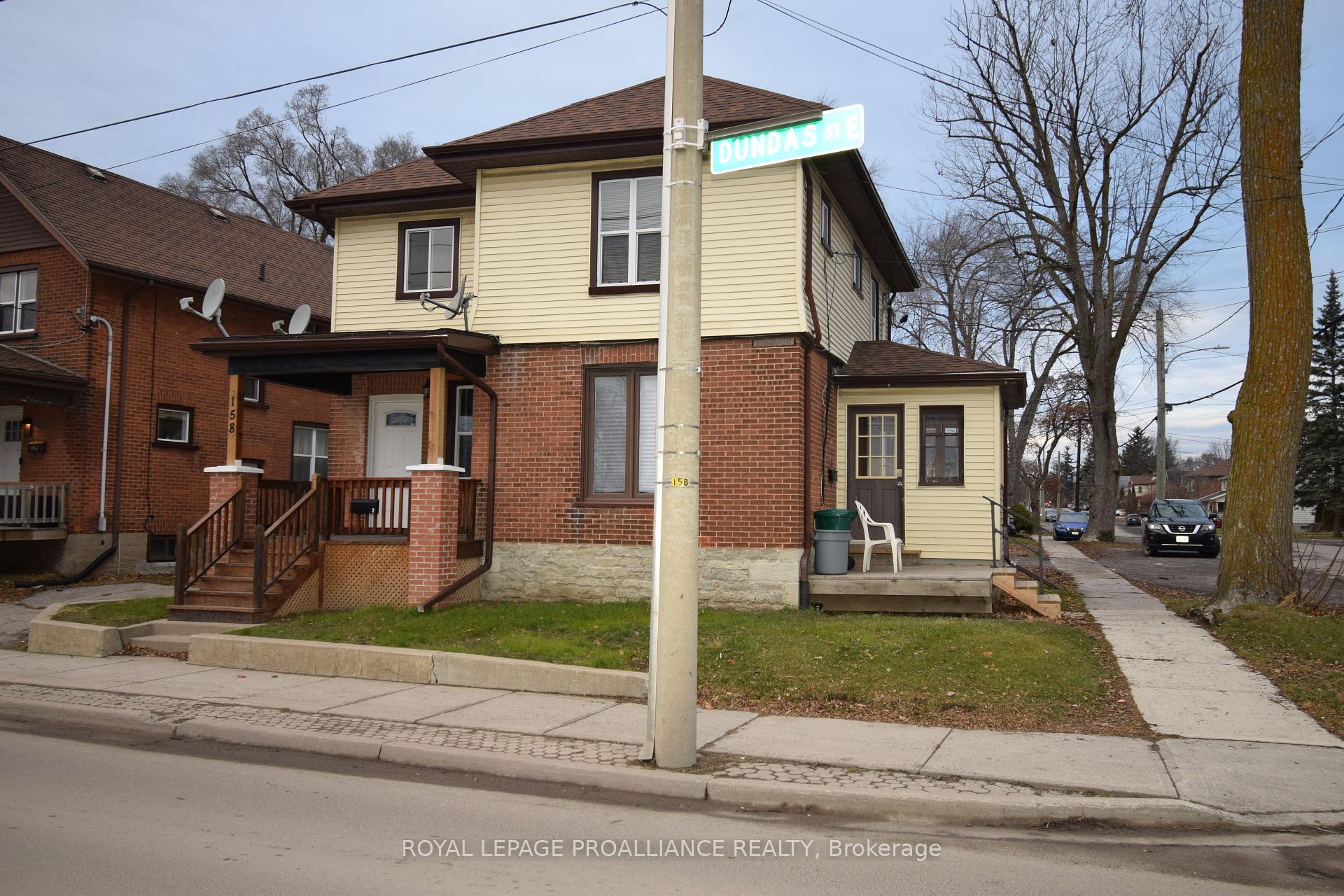 Front of 158 Dundas Street E