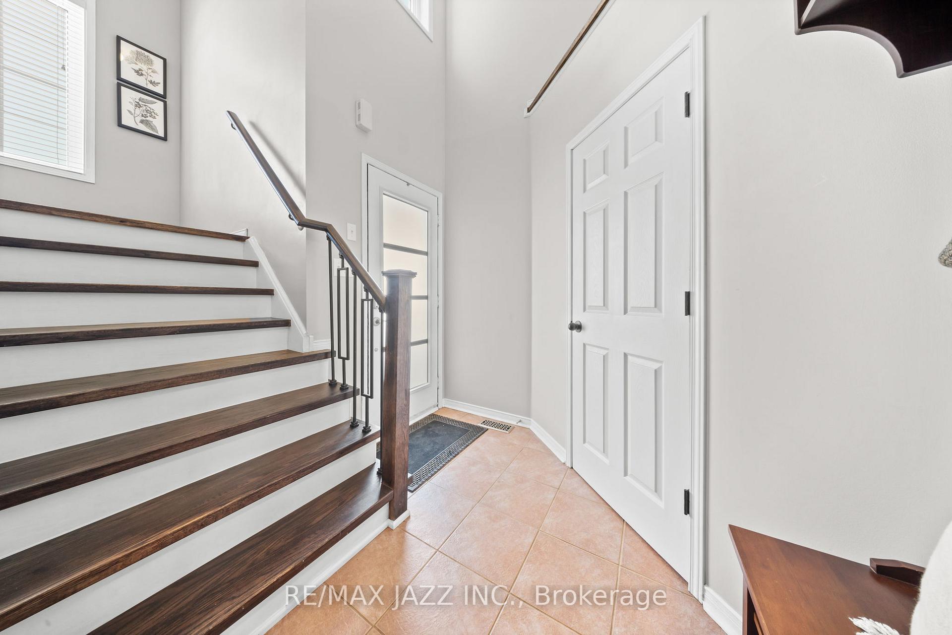 Photo 3 of 136 Dodds Square, Clarington, Bowmanville — HOMEH