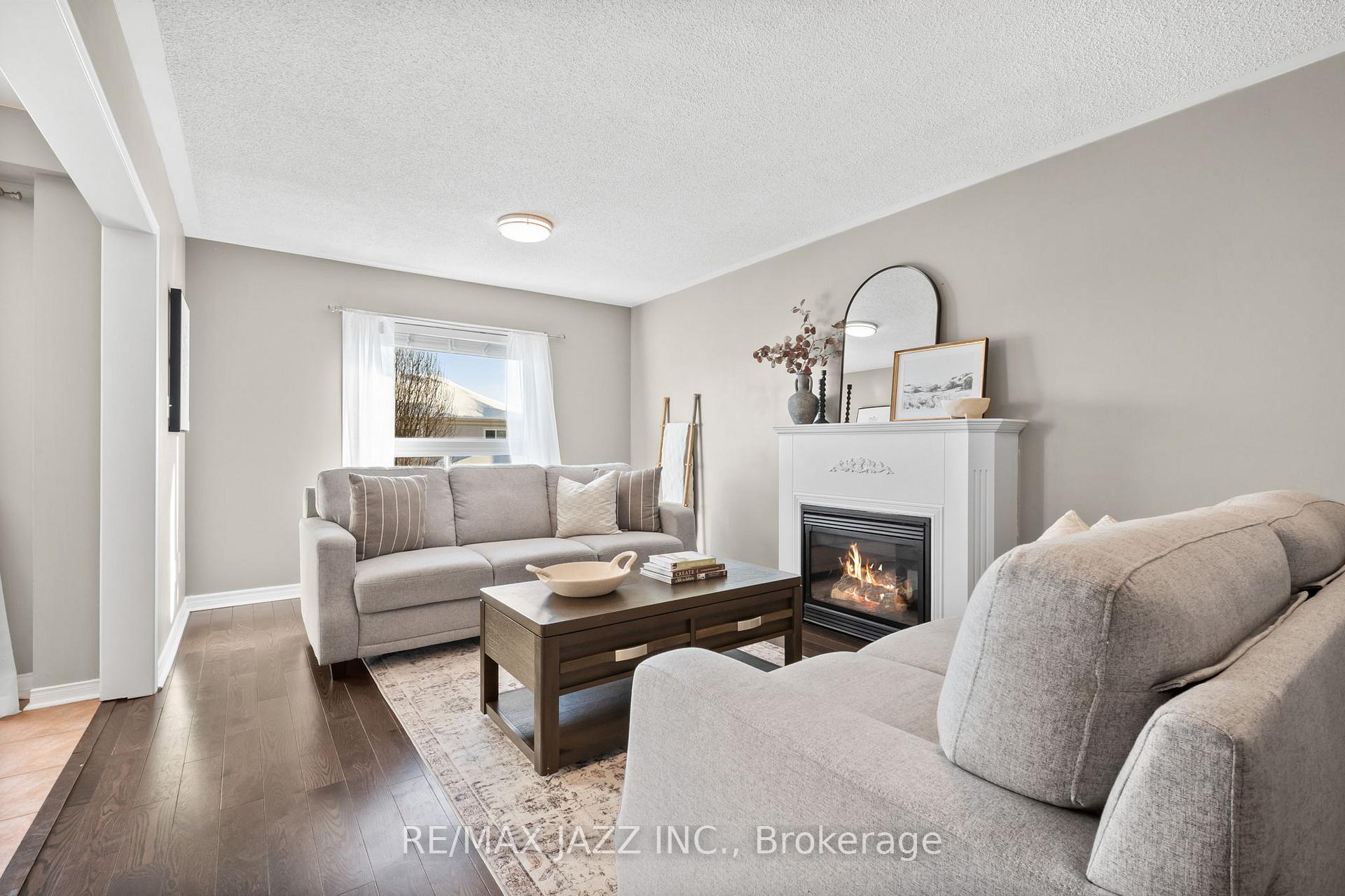 Photo 5 of 136 Dodds Square, Clarington, Bowmanville — HOMEH