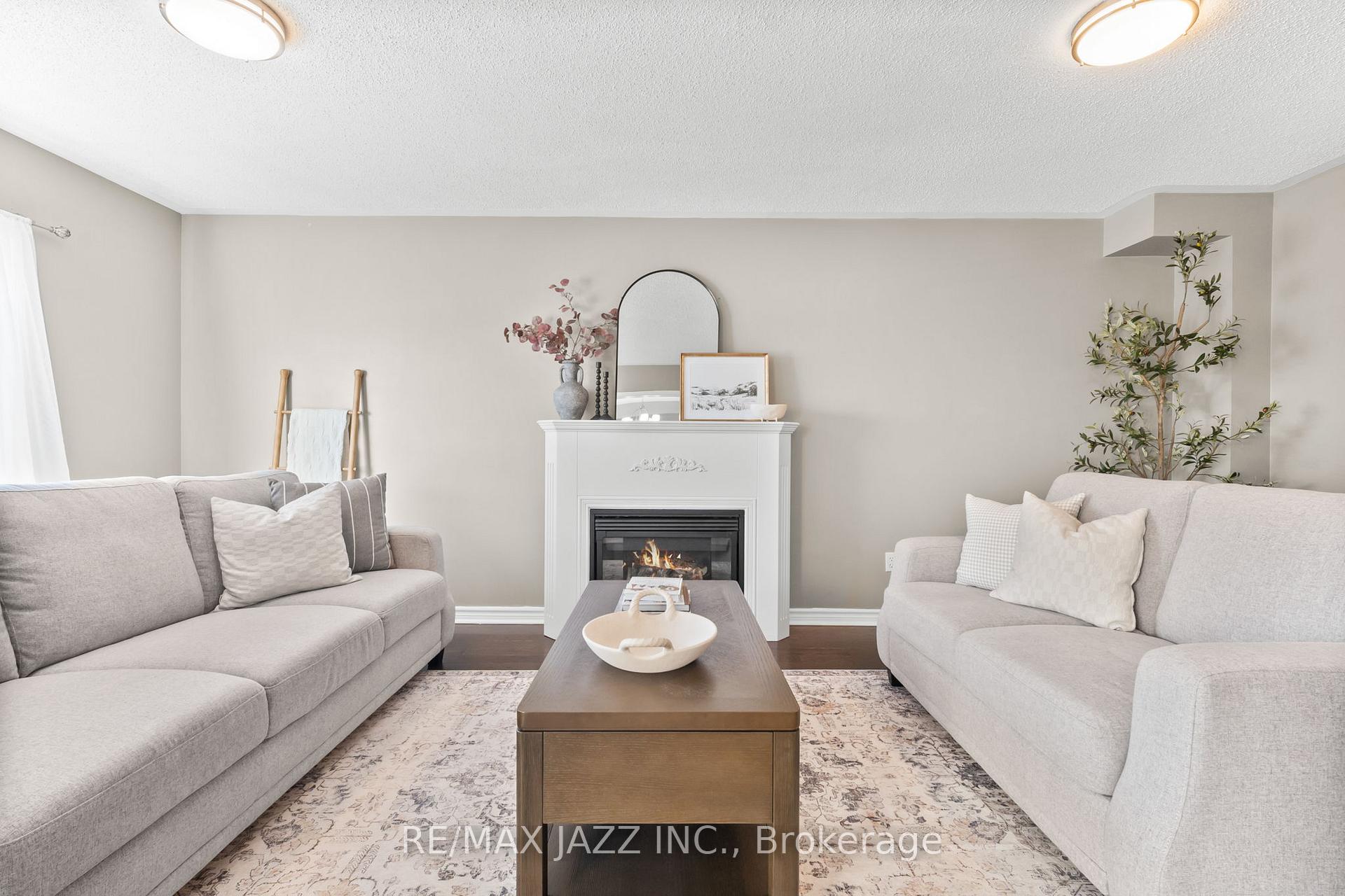 Photo 6 of 136 Dodds Square, Clarington, Bowmanville — HOMEH