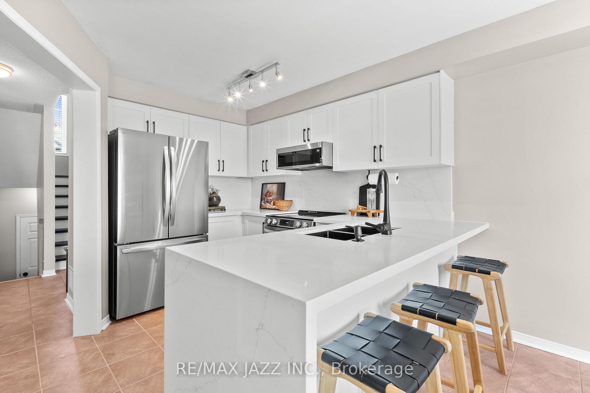 Photo 10 of 136 Dodds Square, Clarington, Bowmanville — HOMEH