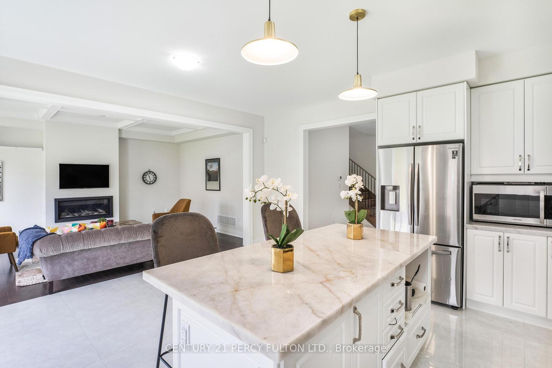 Front of 343 Northglen Boulevard W