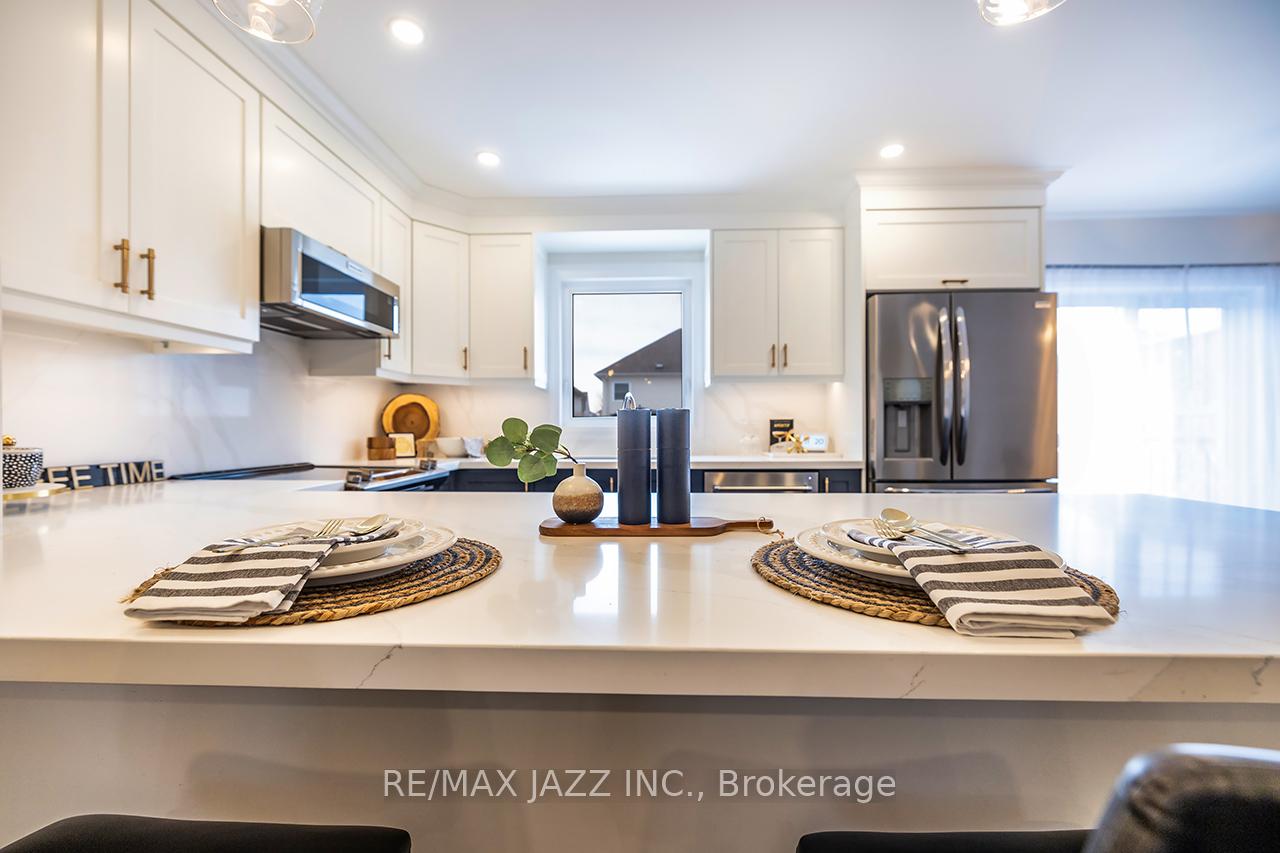Photo 9 of 47 Hutton Place, Clarington, Bowmanville — HOMEH