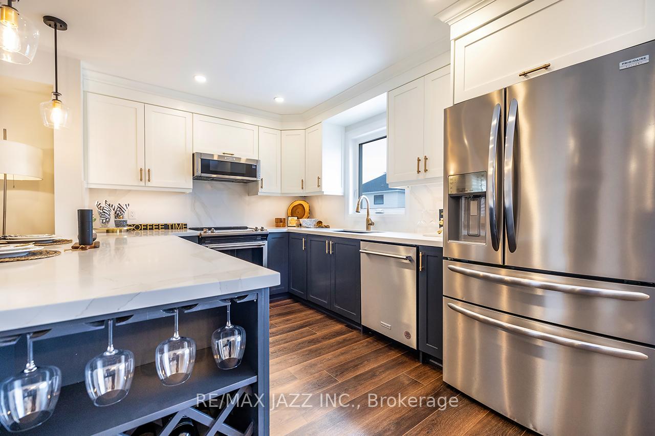 Photo 12 of 47 Hutton Place, Clarington, Bowmanville — HOMEH