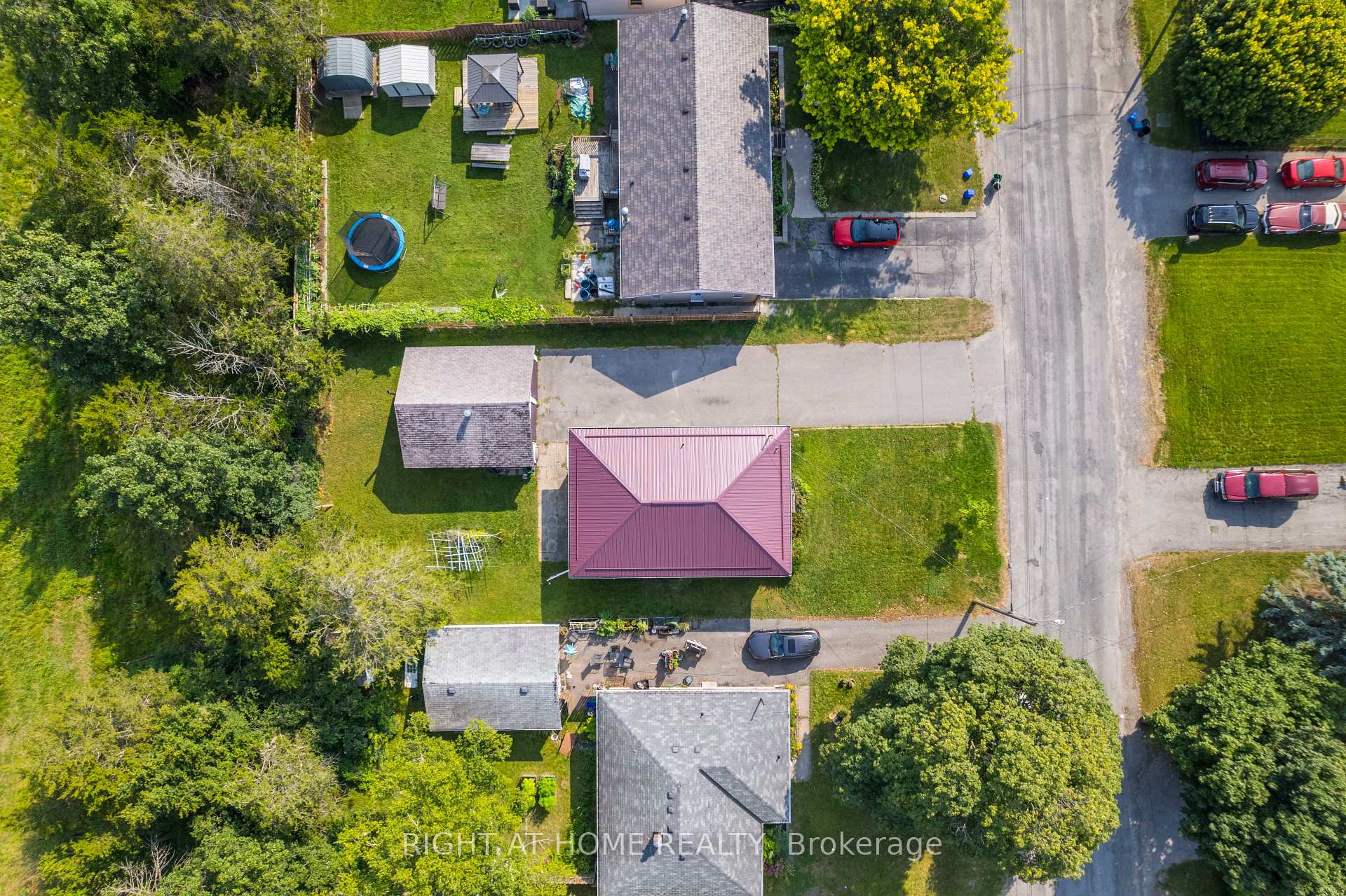 Photo 4 of 18 Harris Crescent, Belleville, Belleville Ward — HOMEH