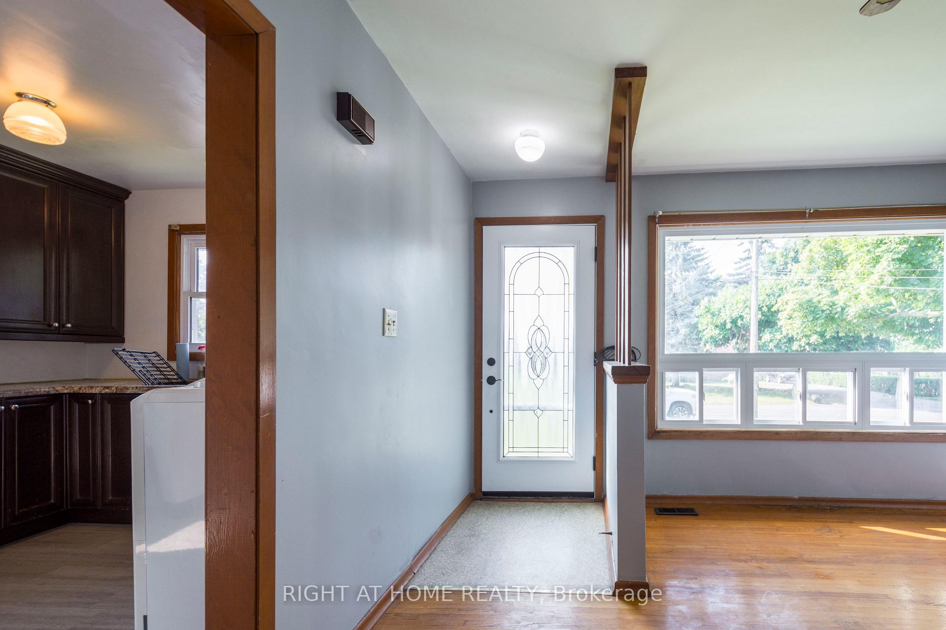 Photo 7 of 18 Harris Crescent, Belleville, Belleville Ward — HOMEH