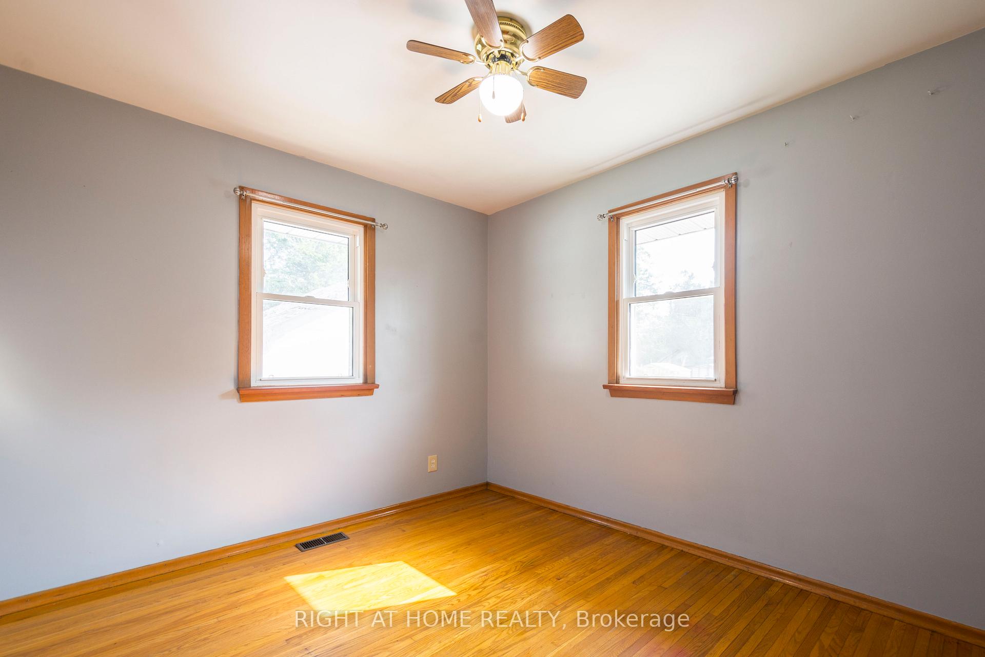 Photo 11 of 18 Harris Crescent, Belleville, Belleville Ward — HOMEH