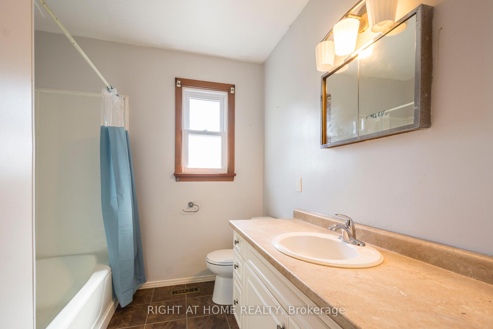 Photo 12 of 18 Harris Crescent, Belleville, Belleville Ward — HOMEH