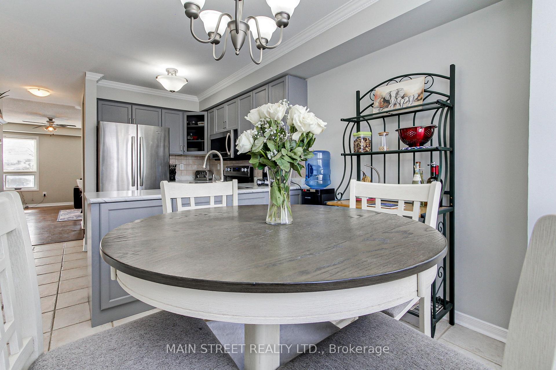 Photo 3 of 75 Baywell Crescent, Aurora, Bayview Wellington — HOMEH