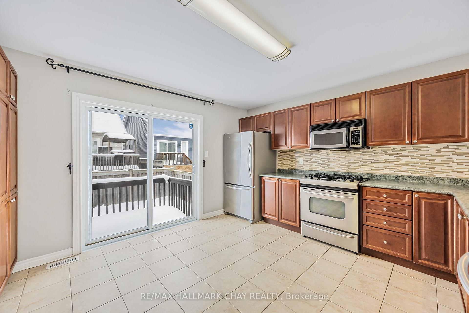 Photo 8 of 23 Maple Crown Terrace, Barrie, Innis-Shore — HOMEH