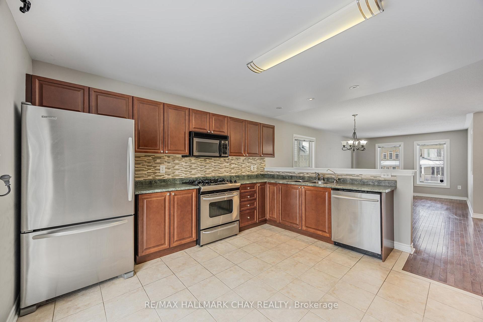 Photo 9 of 23 Maple Crown Terrace, Barrie, Innis-Shore — HOMEH