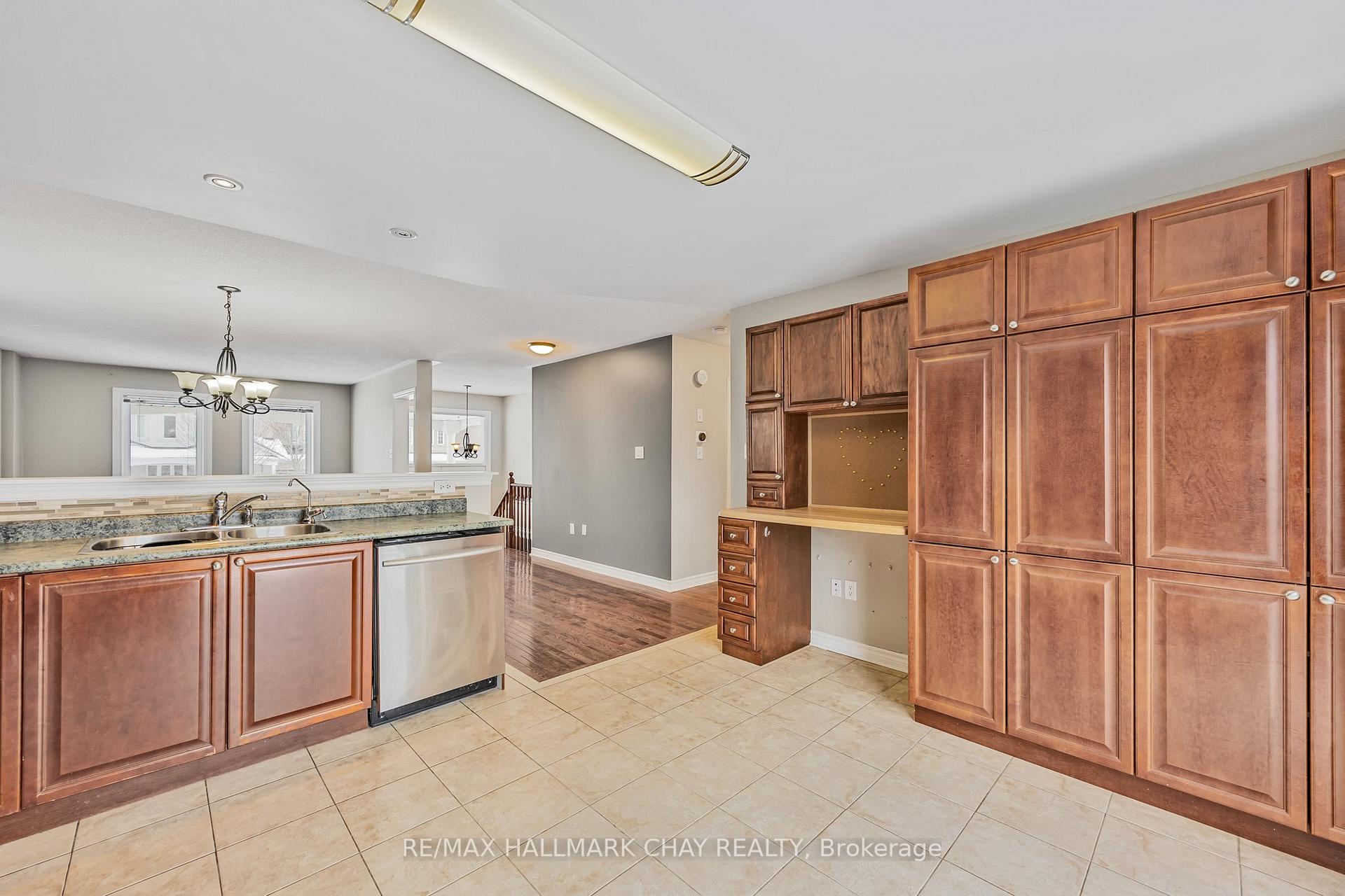 Photo 10 of 23 Maple Crown Terrace, Barrie, Innis-Shore — HOMEH