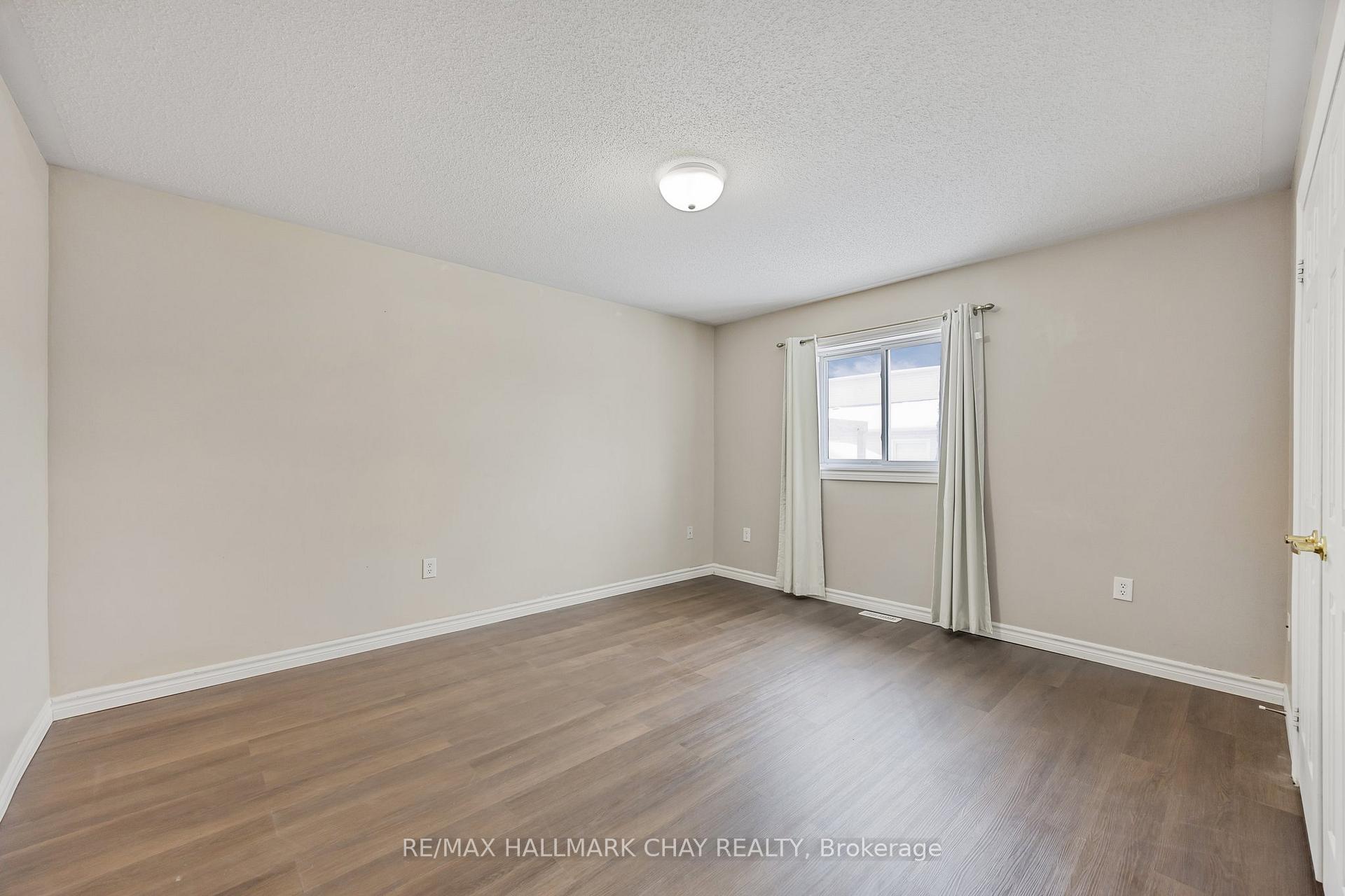 Photo 11 of 23 Maple Crown Terrace, Barrie, Innis-Shore — HOMEH