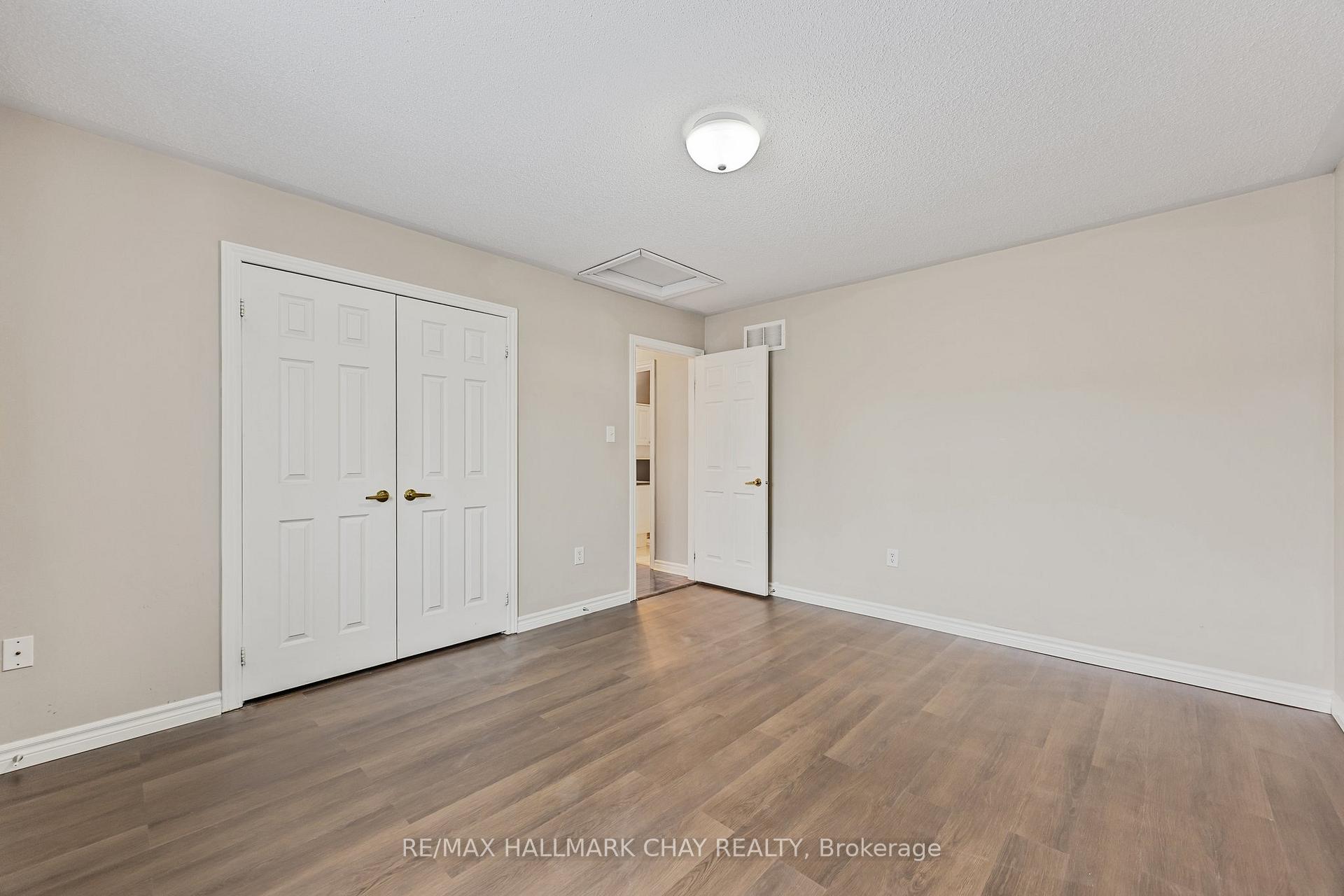 Photo 12 of 23 Maple Crown Terrace, Barrie, Innis-Shore — HOMEH