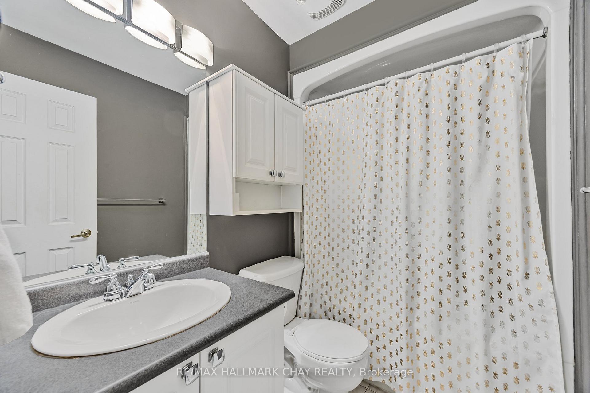 Photo 13 of 23 Maple Crown Terrace, Barrie, Innis-Shore — HOMEH