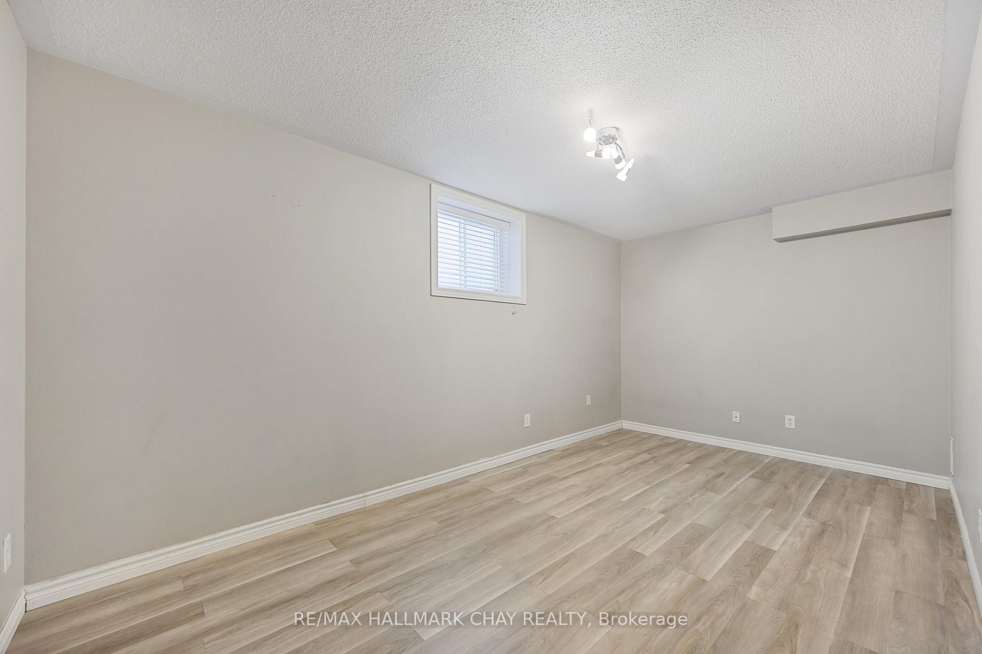 Photo 14 of 23 Maple Crown Terrace, Barrie, Innis-Shore — HOMEH