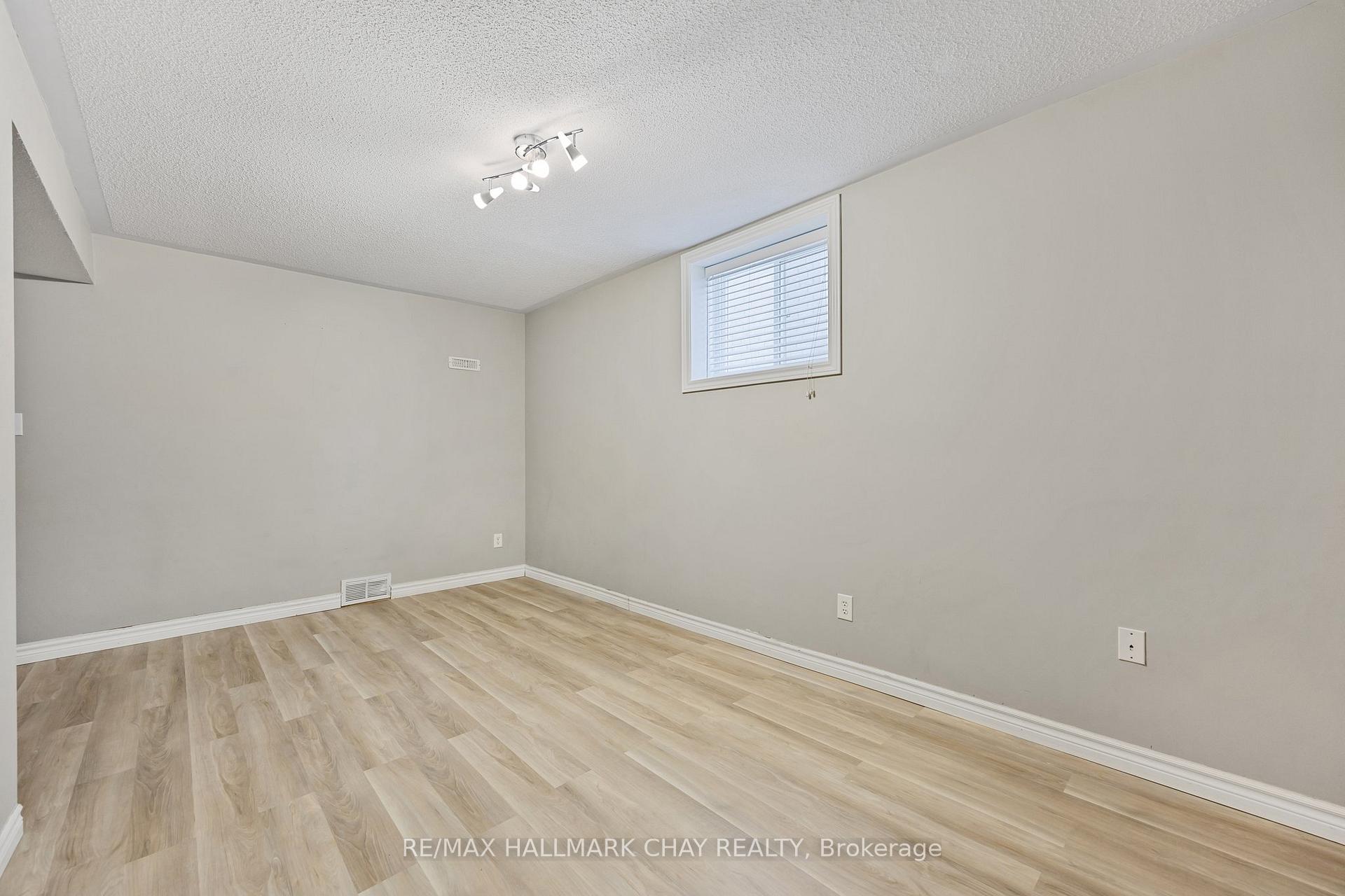 Photo 15 of 23 Maple Crown Terrace, Barrie, Innis-Shore — HOMEH