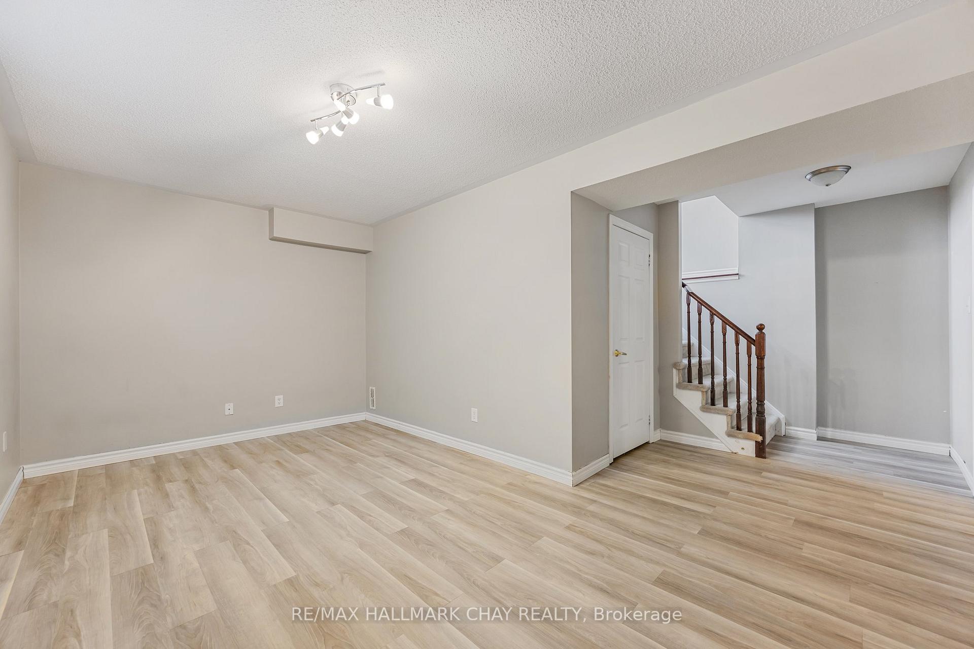 Photo 16 of 23 Maple Crown Terrace, Barrie, Innis-Shore — HOMEH