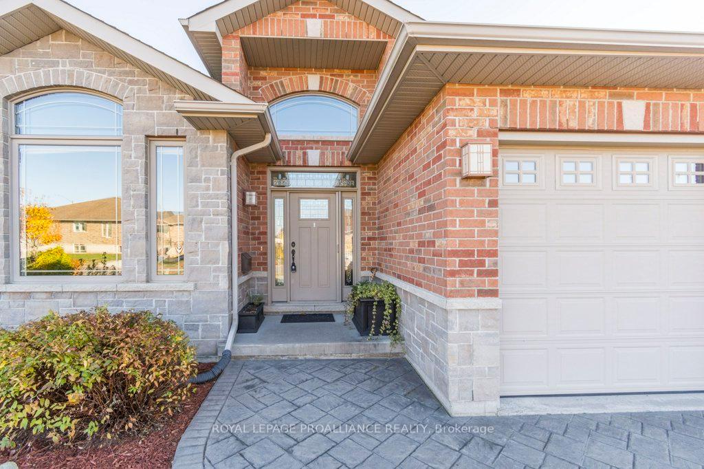 Photo 3 of 45 Chestnut Drive, Belleville, Thurlow Ward — HOMEH