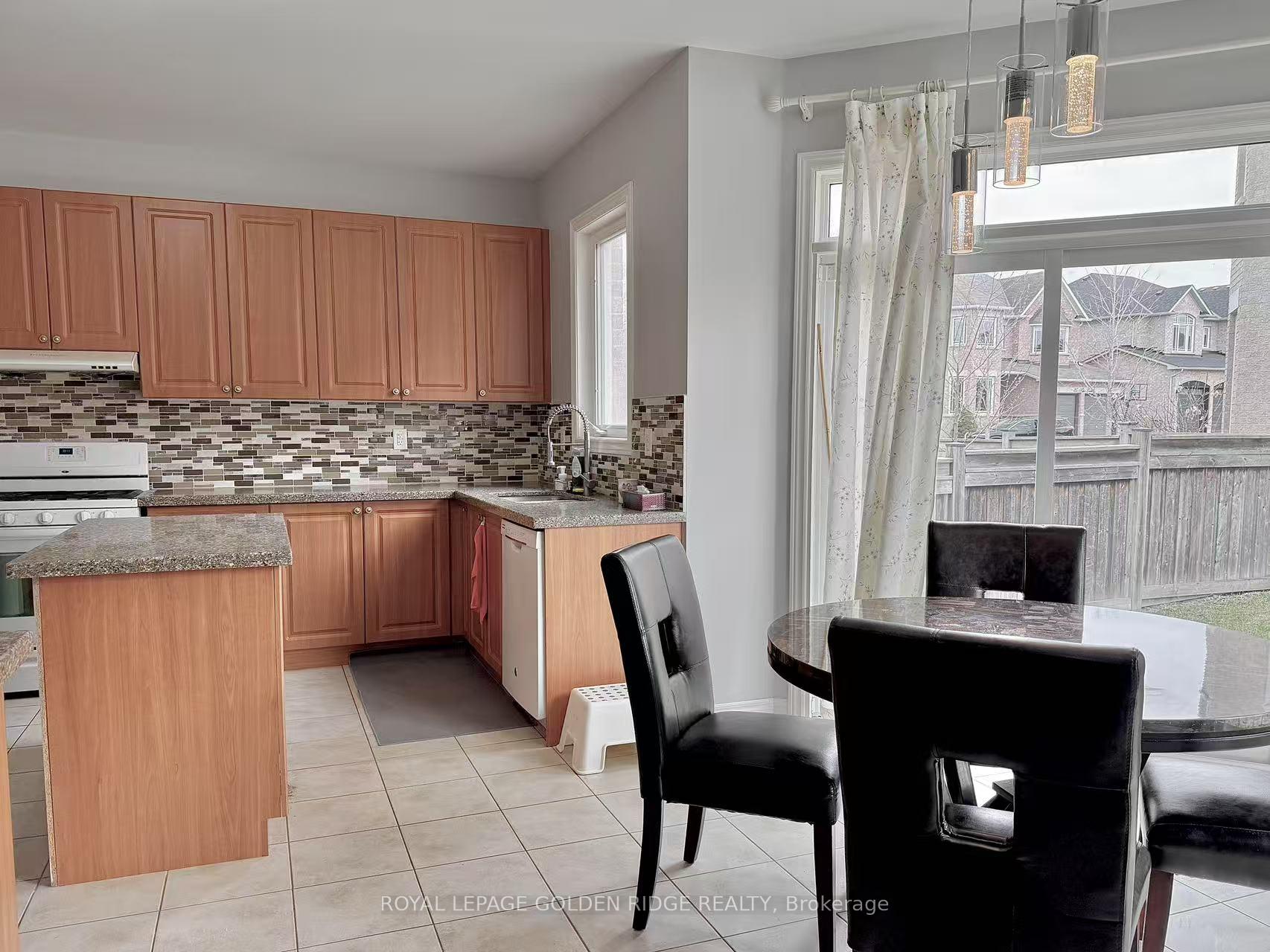 Photo 6 of 196 Ivy Jay Crescent, Aurora, Bayview Northeast — HOMEH
