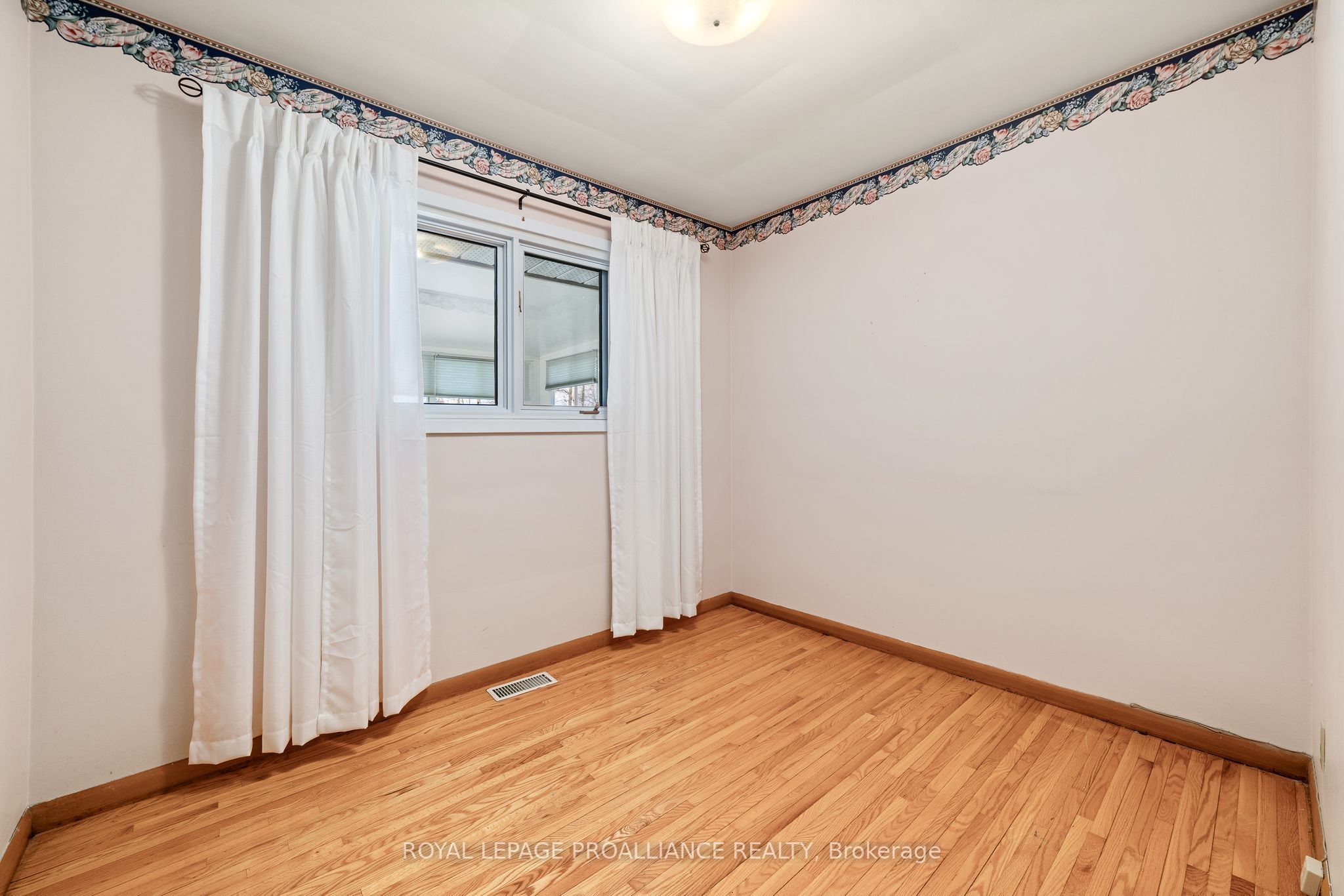 Photo 64 of 26 Harris Crescent, Belleville, Belleville Ward — HOMEH