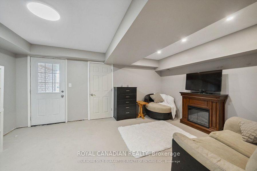 Photo 13 of 106 Lander Crescent, Clarington, Bowmanville — HOMEH