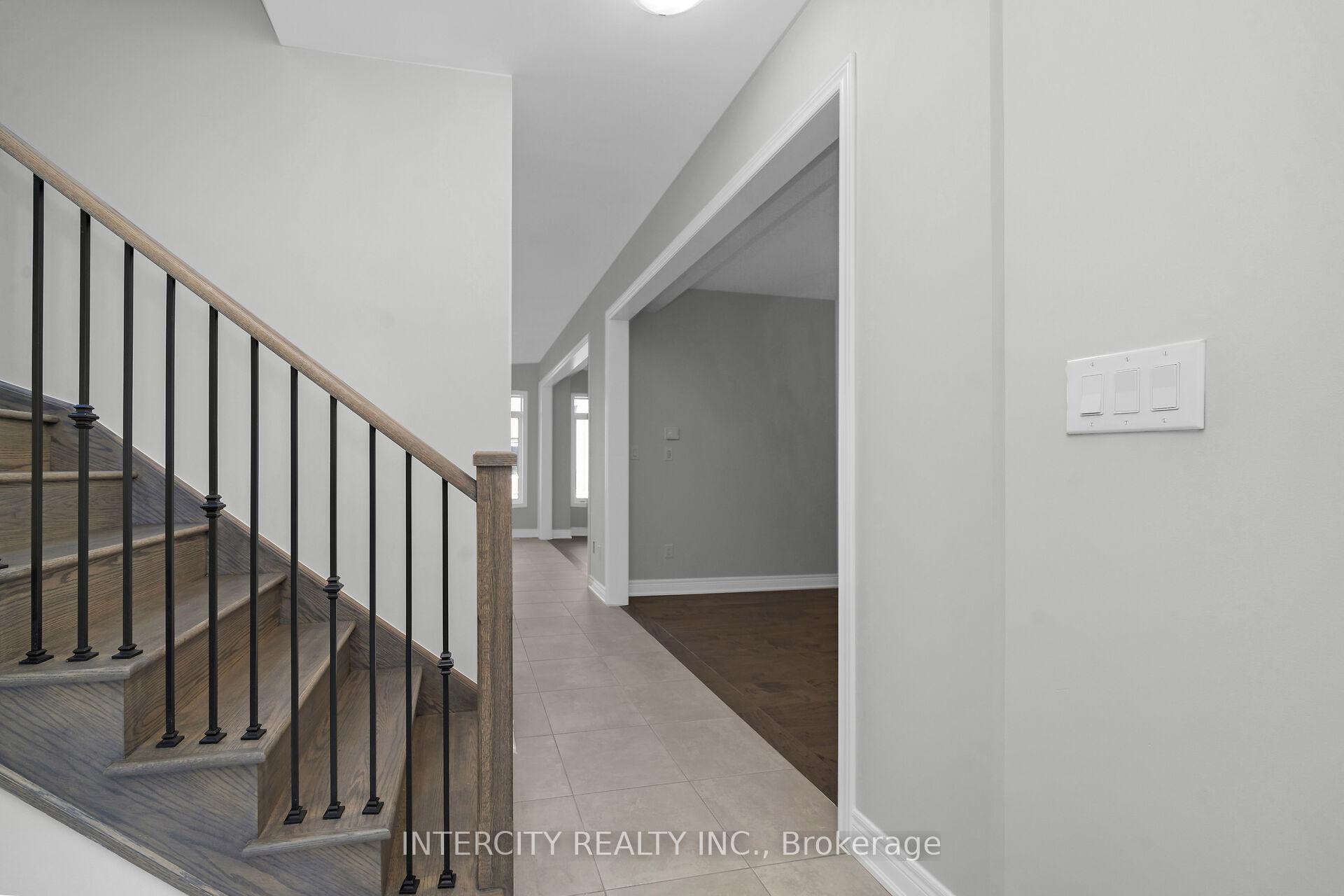 Photo 4 of 5 Kessler Drive, Brampton, Sandringham-Wellington North — HOMEH