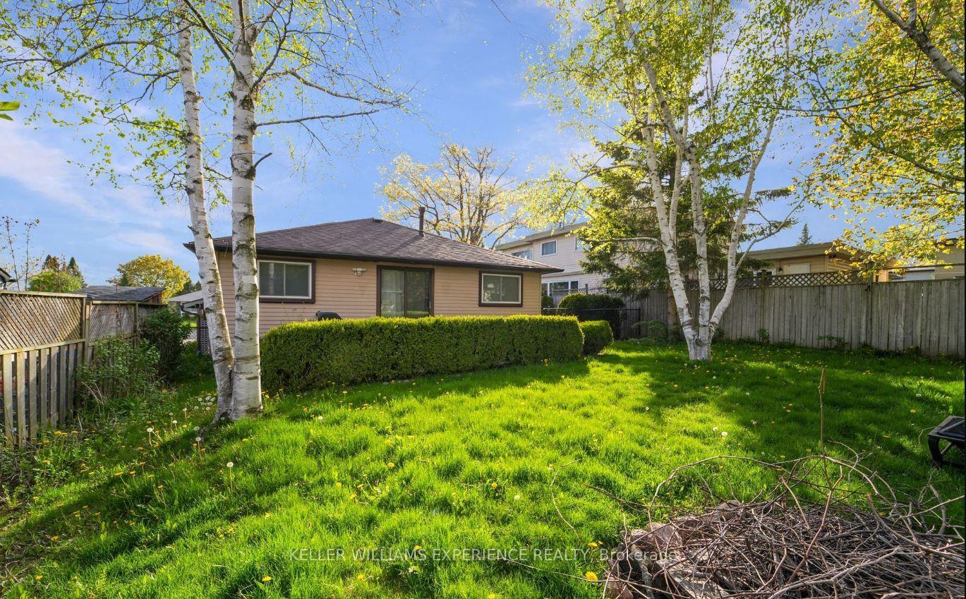 Photo 16 of Unit Upper, 241 Letitia Street, Barrie, Letitia Heights — HOMEH