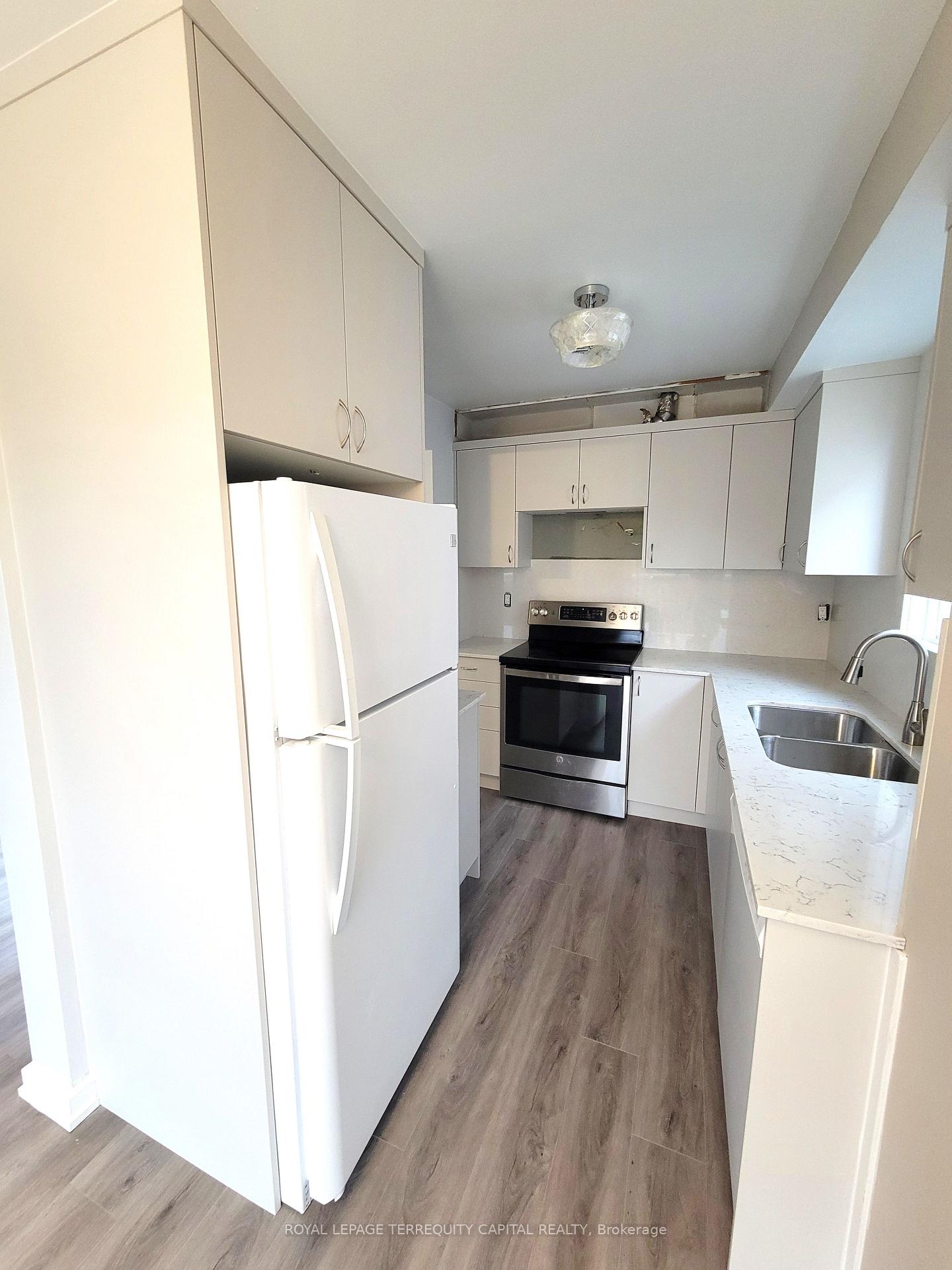 Photo 4 of 46 Arthur Avenue, Barrie, East Bayfield — HOMEH