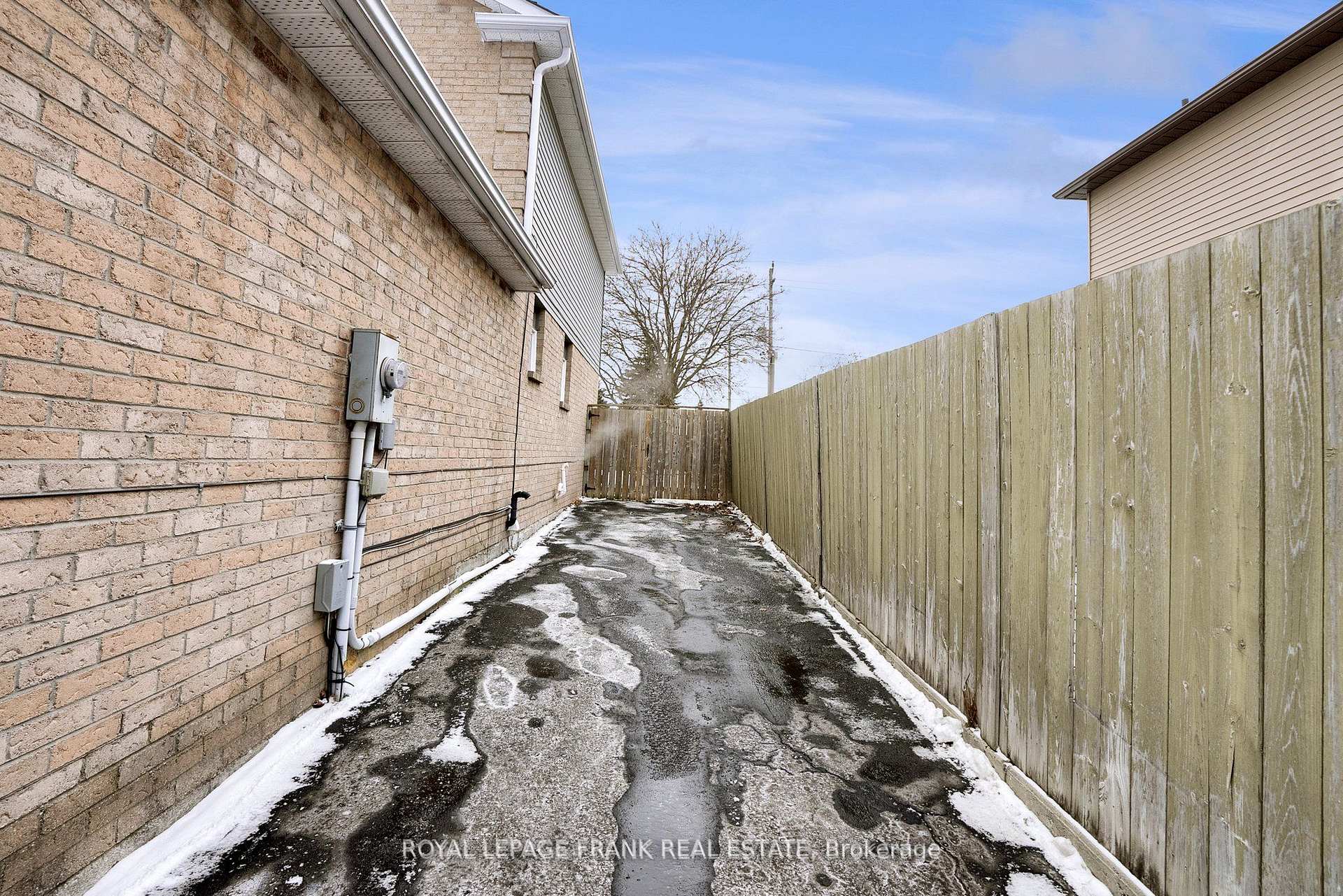 Photo 3 of 71 Turnberry Crescent, Clarington, Courtice — HOMEH