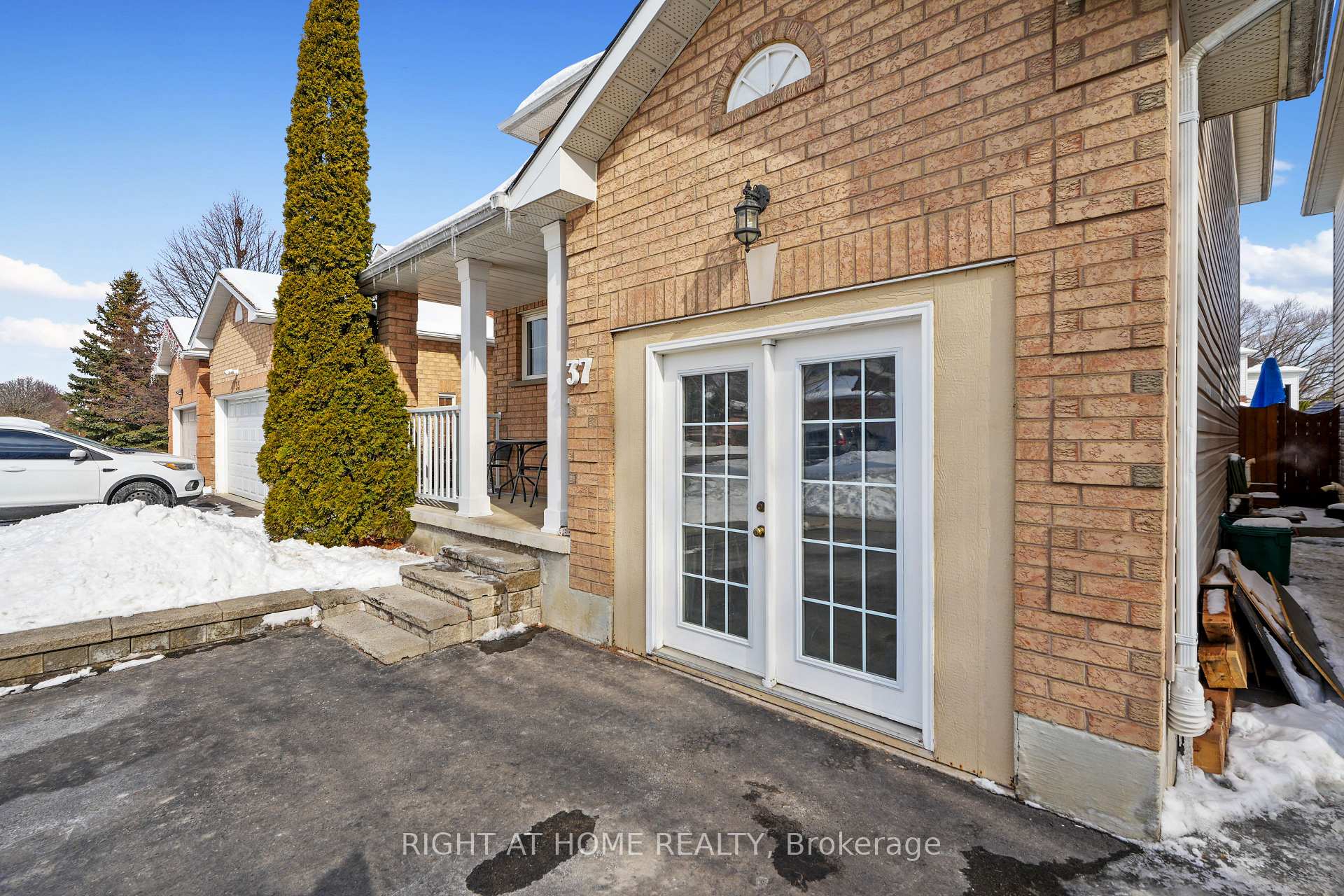 Photo 32 of 37 Trudeau Drive, Clarington, Bowmanville — HOMEH