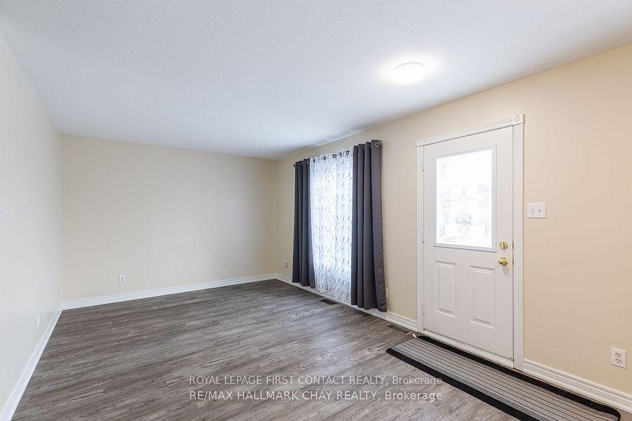 Photo 3 of Unit UPPER, 66 Downing Crescent, Barrie, Holly — HOMEH