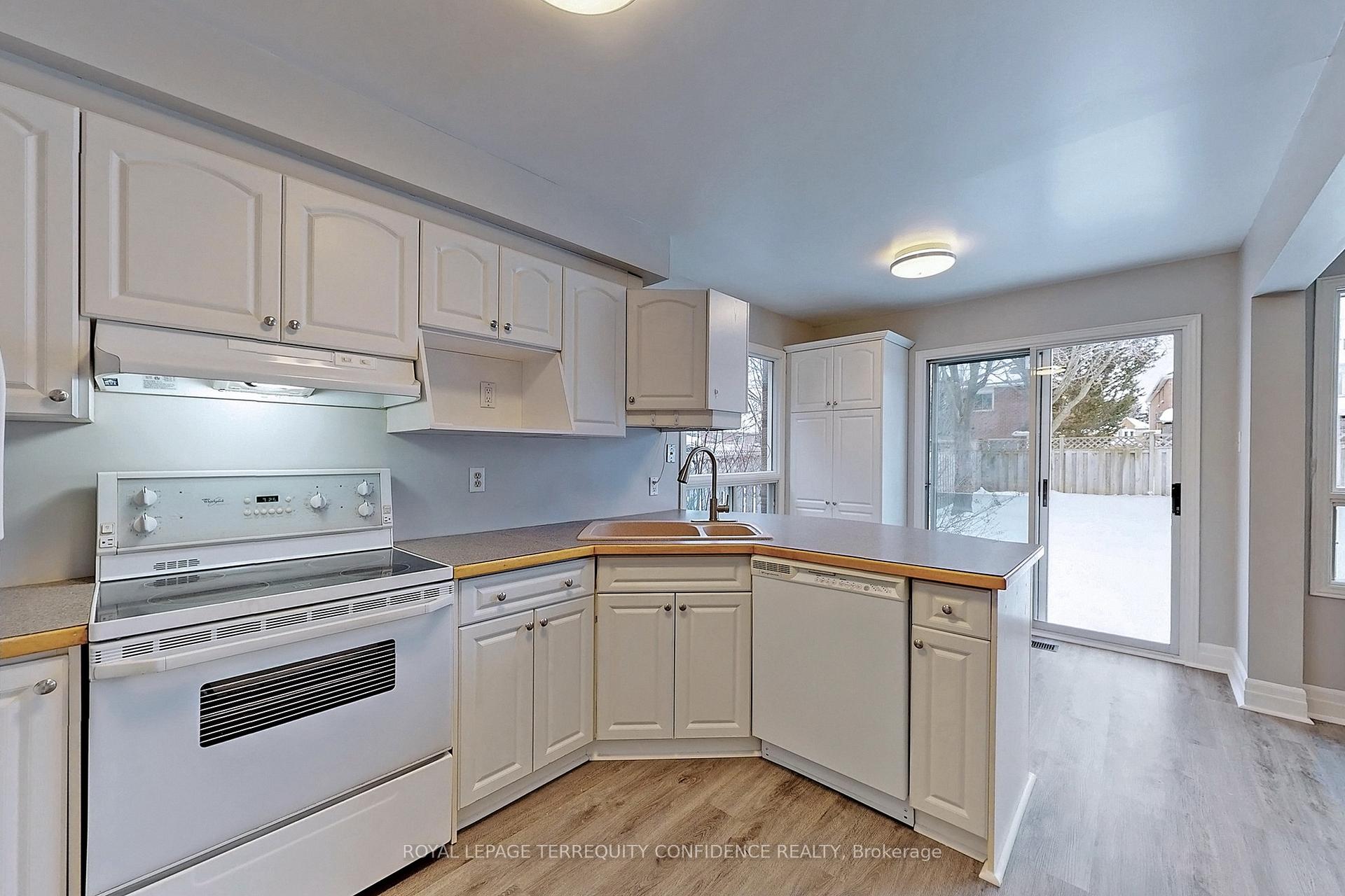 Photo 4 of 10 Weatherup Crescent, Barrie, West Bayfield — HOMEH