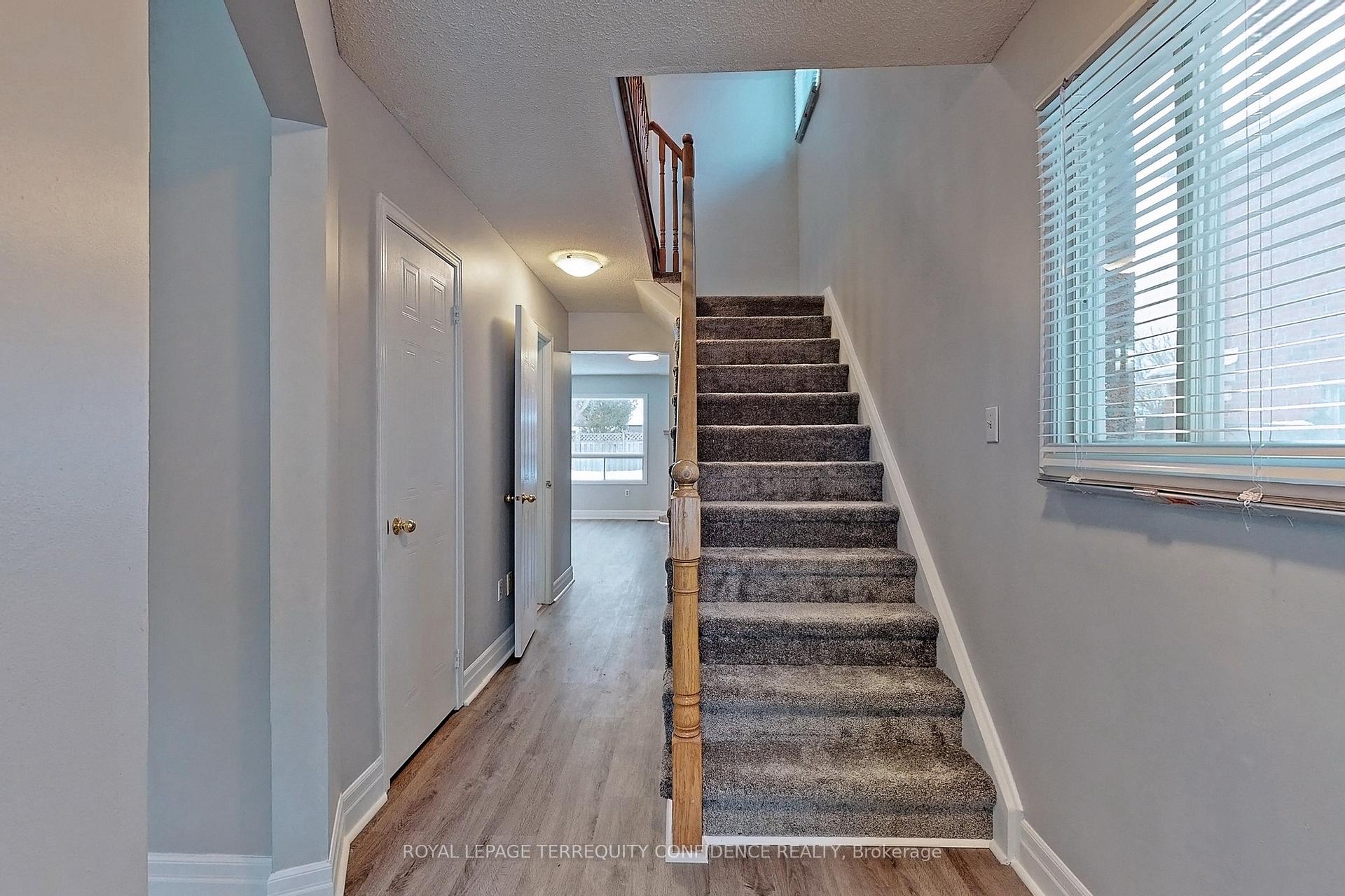 Photo 8 of 10 Weatherup Crescent, Barrie, West Bayfield — HOMEH