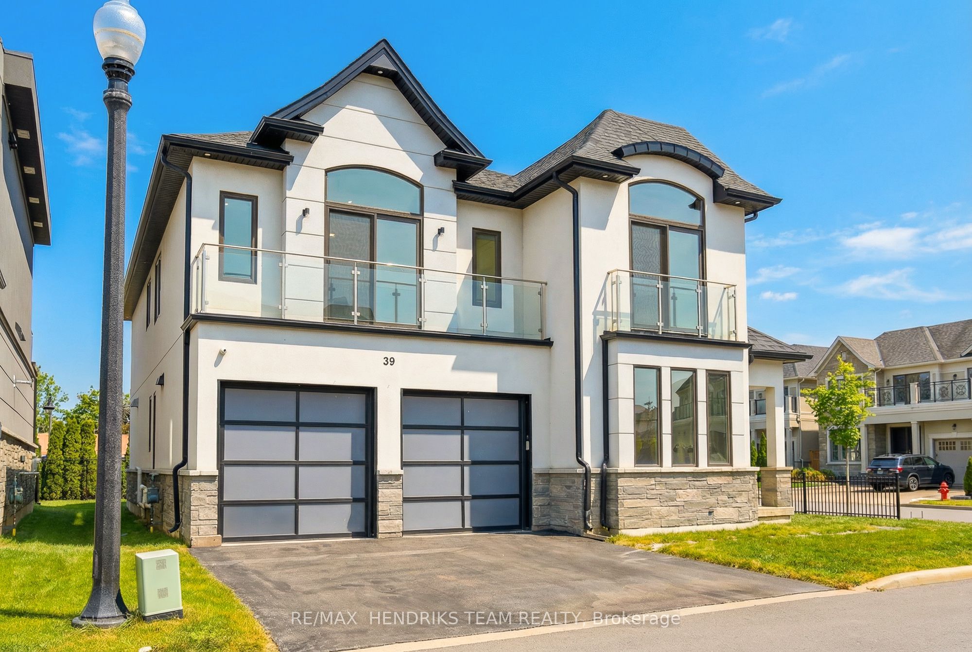 Photo 2 of 39 Sunrow Gate, Hamilton, Lakeshore — HOMEH